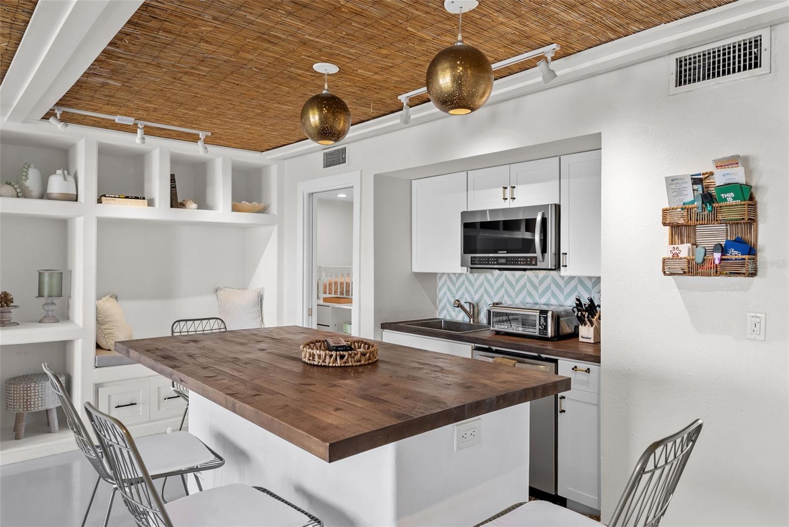 Listing photo id 4 for 439 Causeway Boulevard