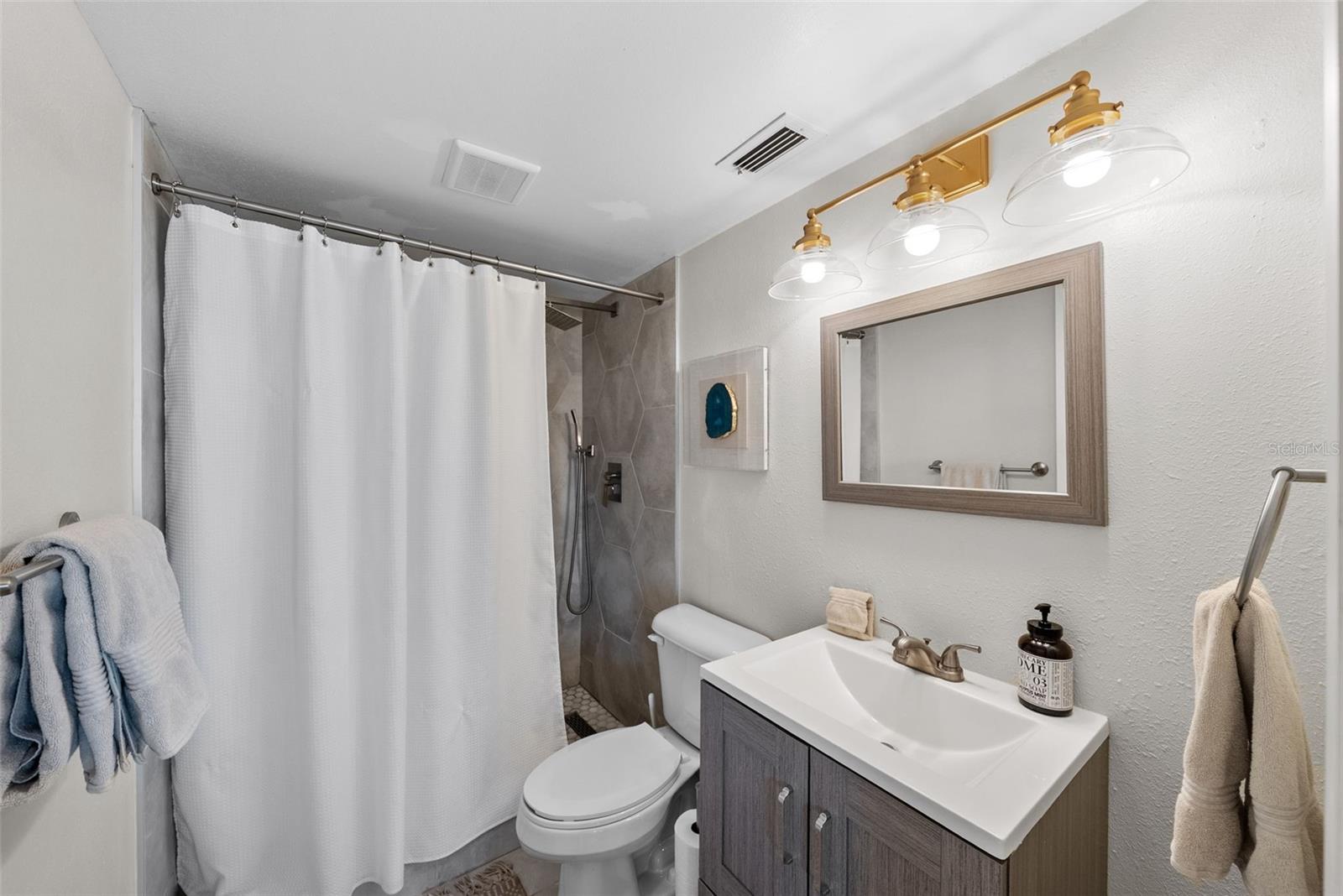 Listing photo id 6 for 439 Causeway Boulevard