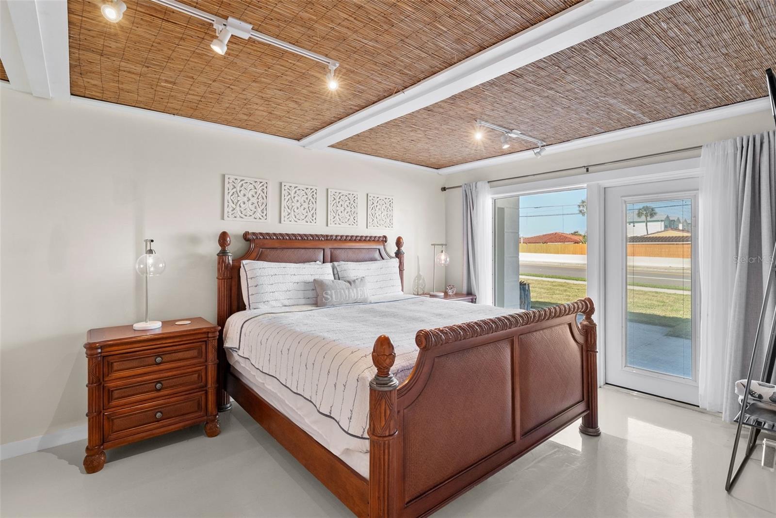 Listing photo id 7 for 439 Causeway Boulevard