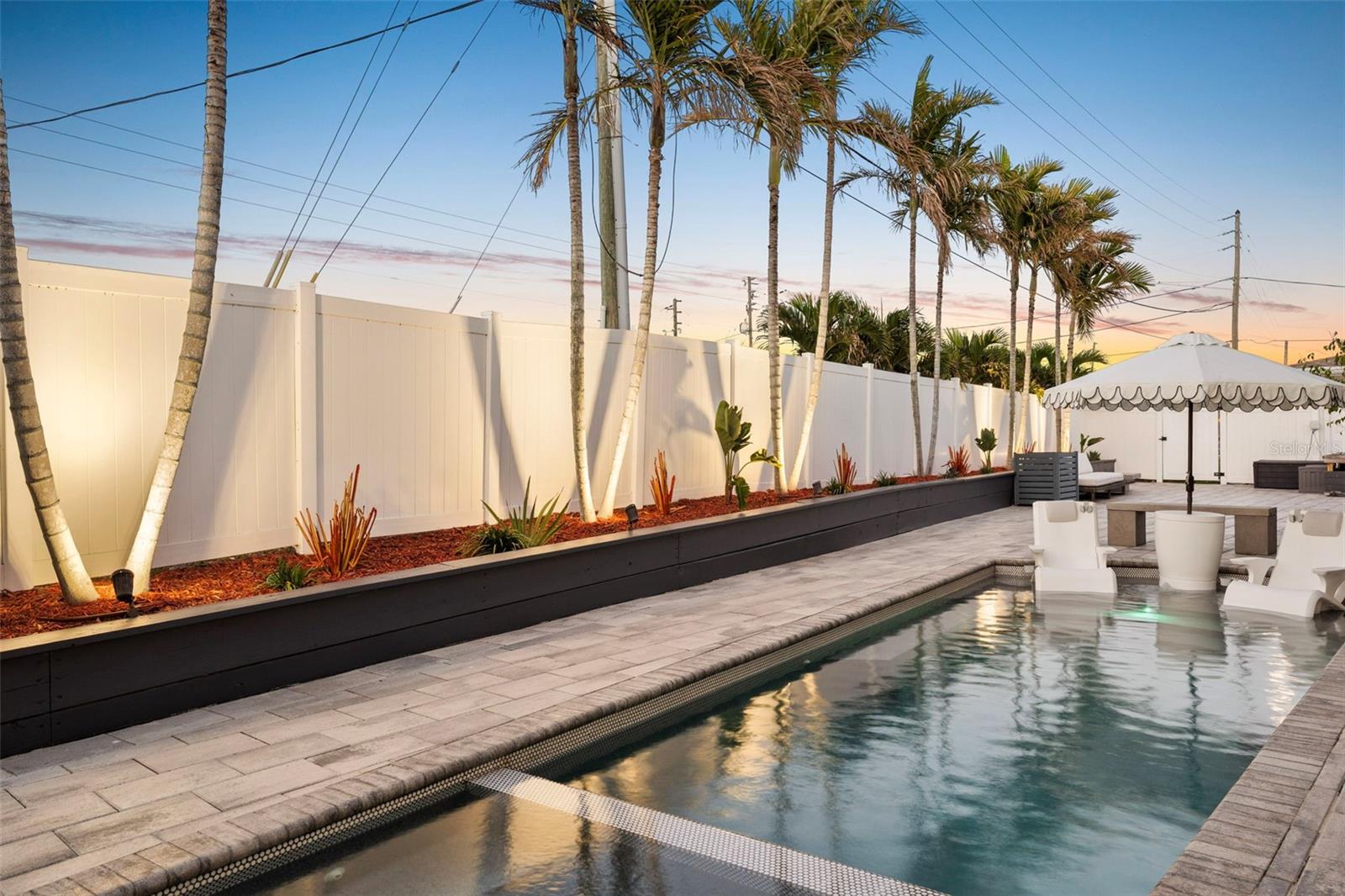 Listing photo id 90 for 439 Causeway Boulevard