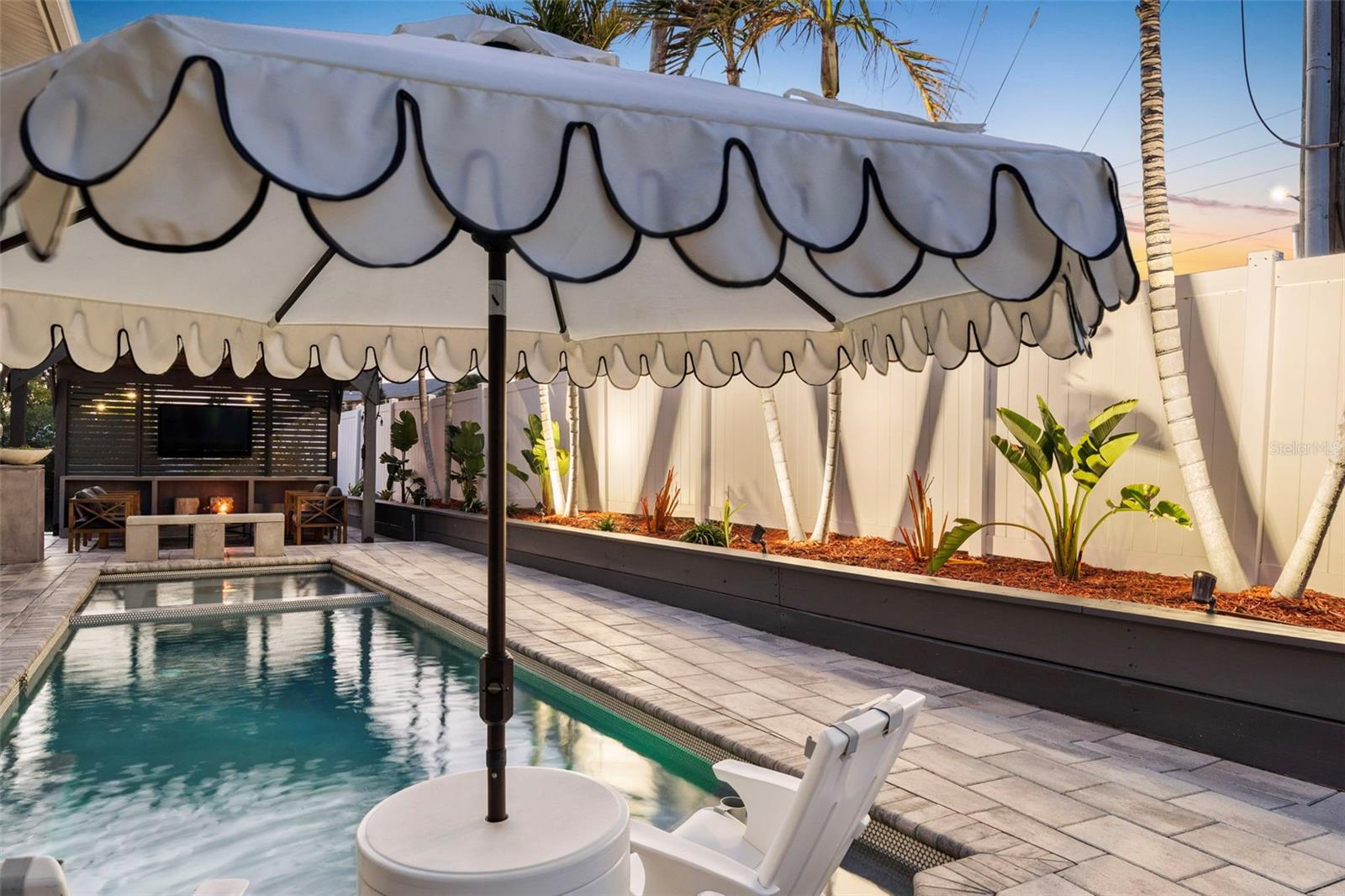 Listing photo id 96 for 439 Causeway Boulevard