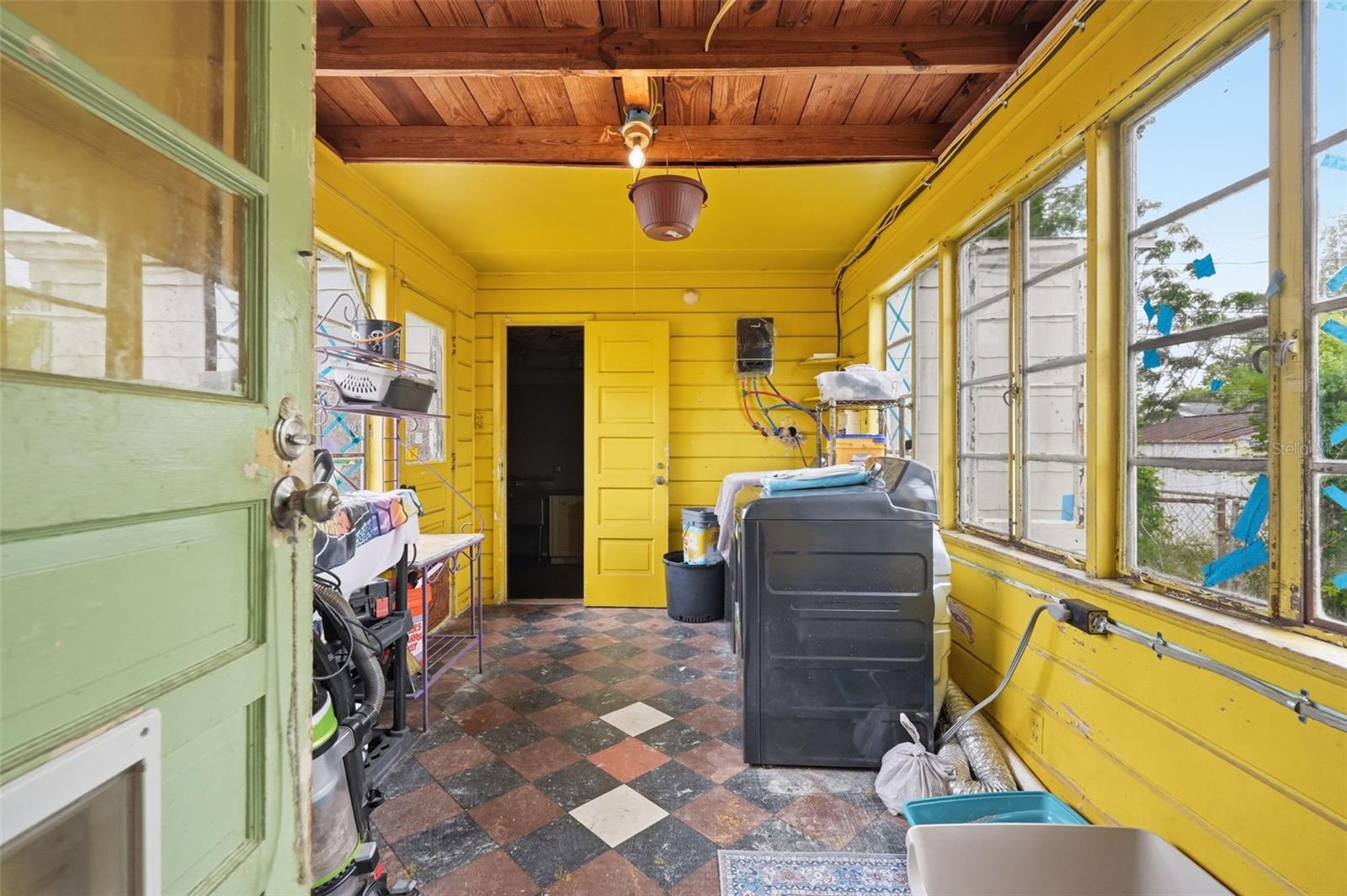 Listing photo id 15 for 329 Kingston Street S