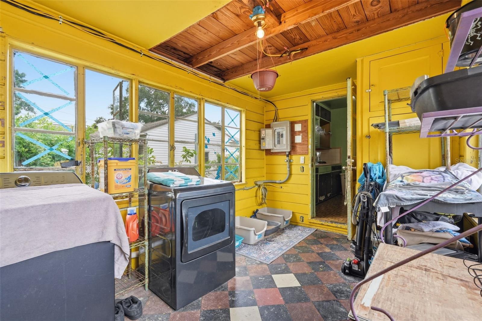 Listing photo id 16 for 329 Kingston Street S