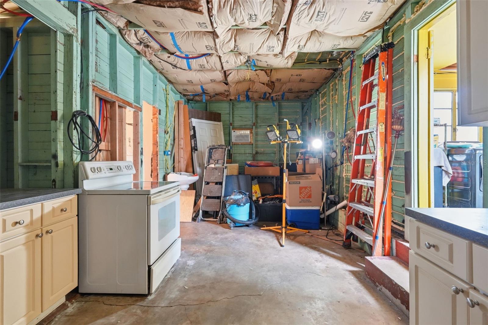 Listing photo id 17 for 329 Kingston Street S