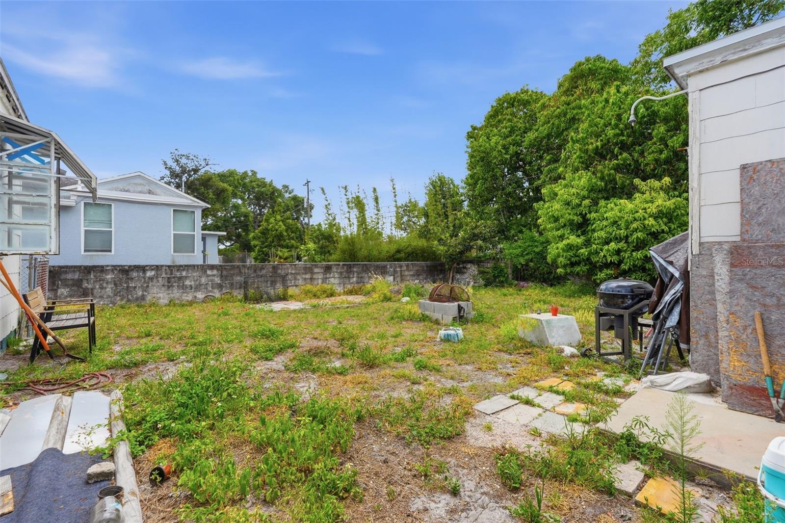 Listing photo id 23 for 329 Kingston Street S