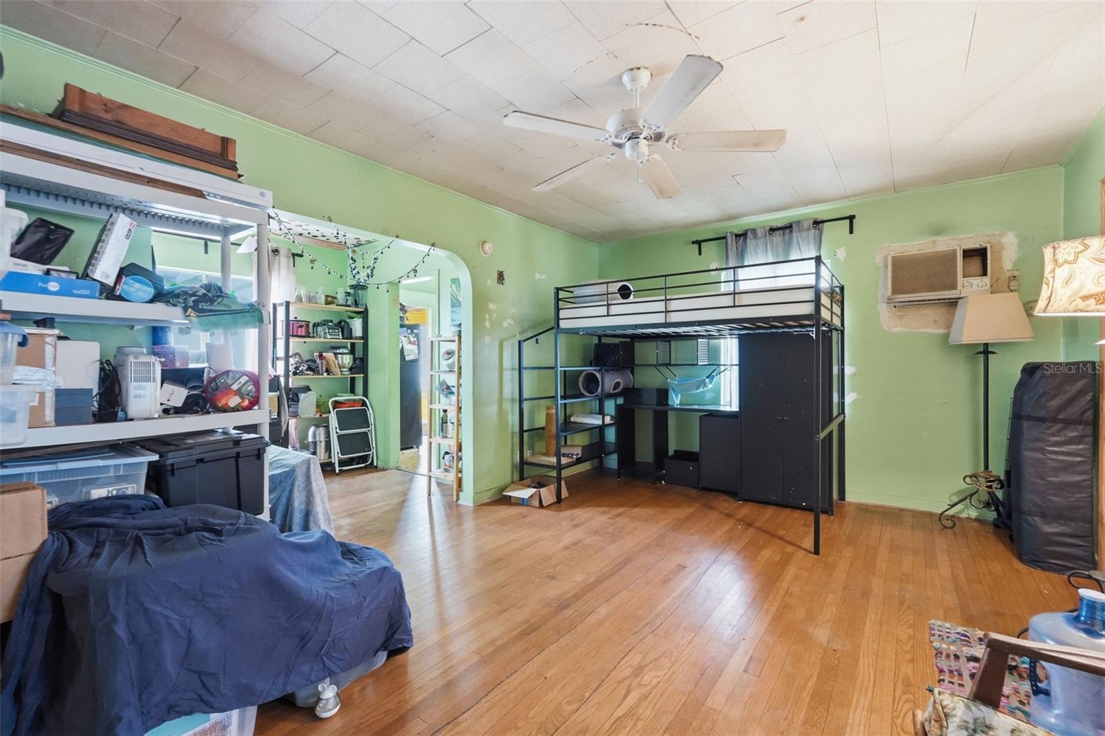 Listing photo id 2 for 329 Kingston Street S