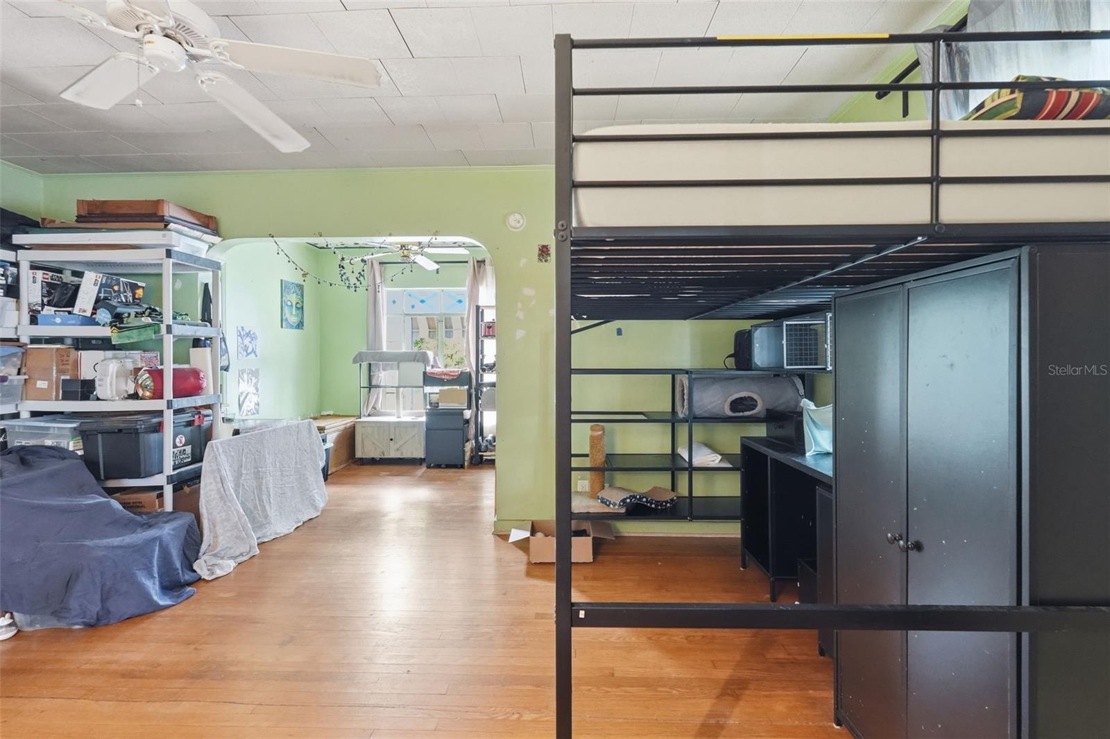 Listing photo id 3 for 329 Kingston Street S