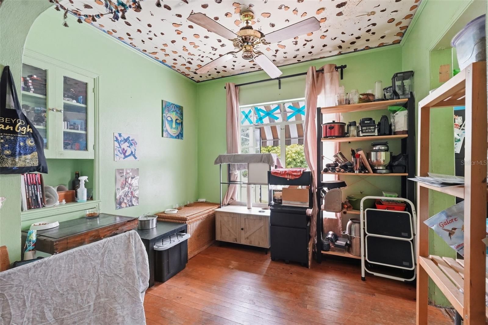 Listing photo id 4 for 329 Kingston Street S