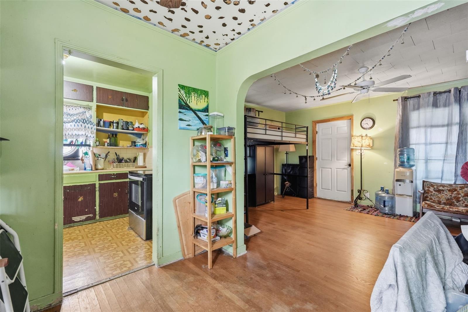 Listing photo id 5 for 329 Kingston Street S