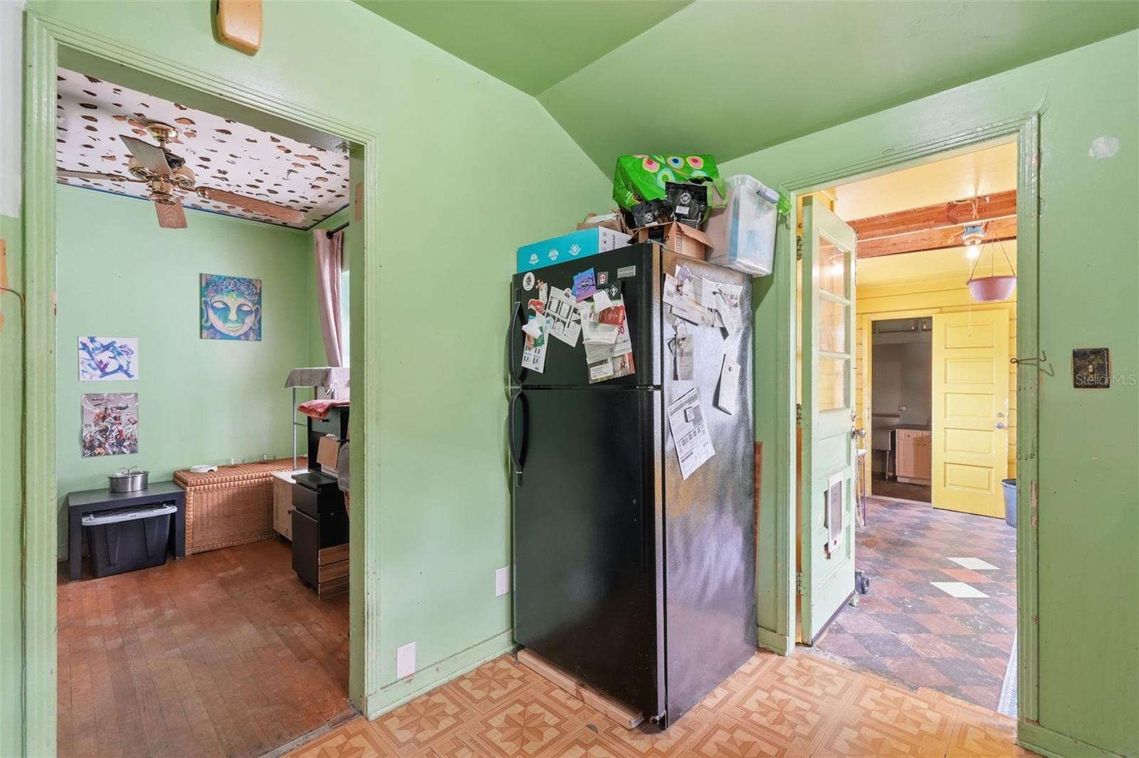 Listing photo id 7 for 329 Kingston Street S