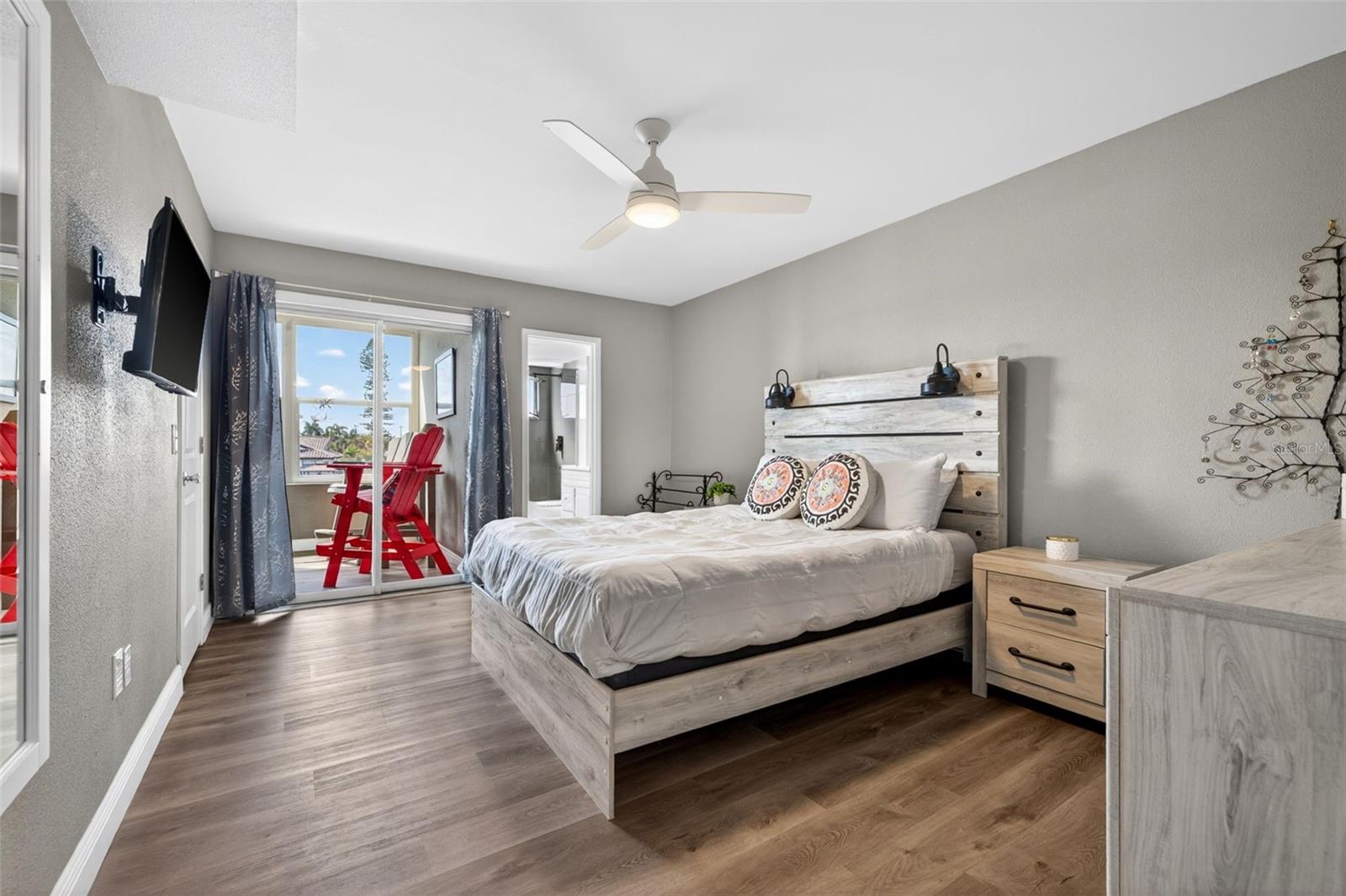 Image 16 of 37 For 1893 Shore Drive S 214