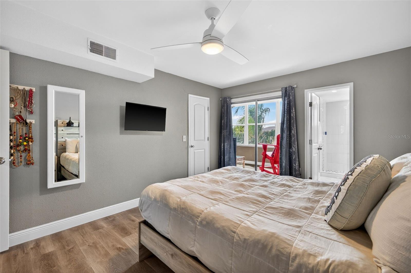 Image 17 of 37 For 1893 Shore Drive S 214