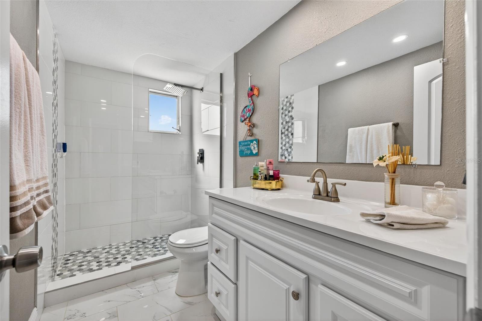 Image 20 of 37 For 1893 Shore Drive S 214