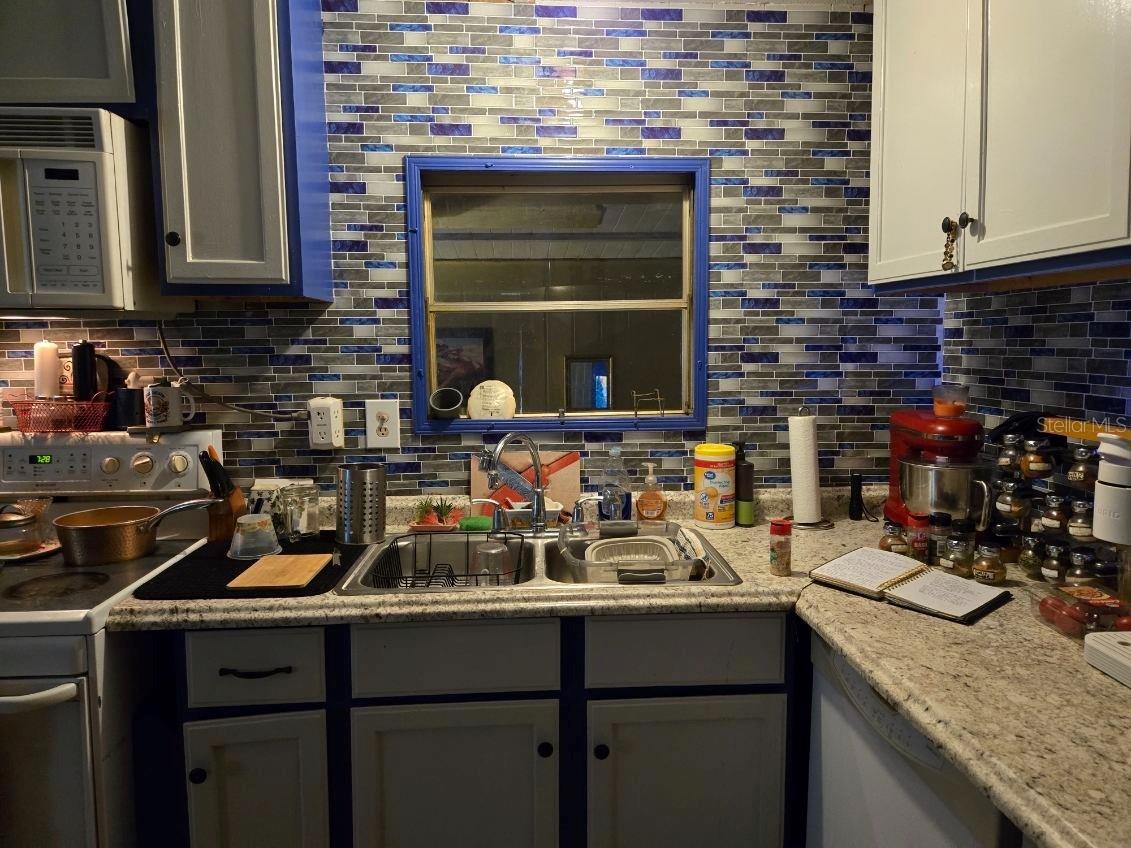 Listing photo id 11 for 35050 Sateen Dr