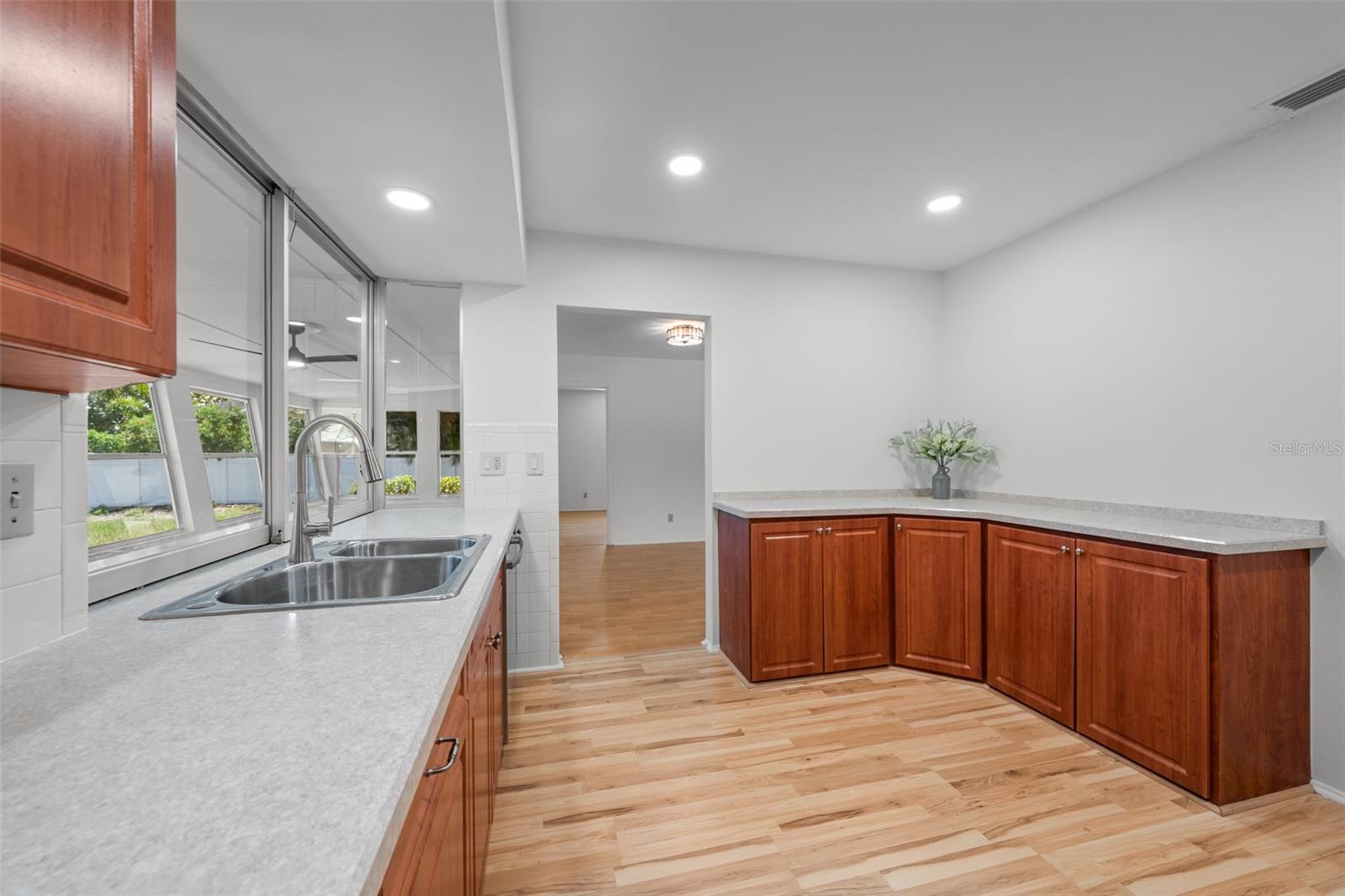 Image 10 of 46 For 1214 Poplar Avenue