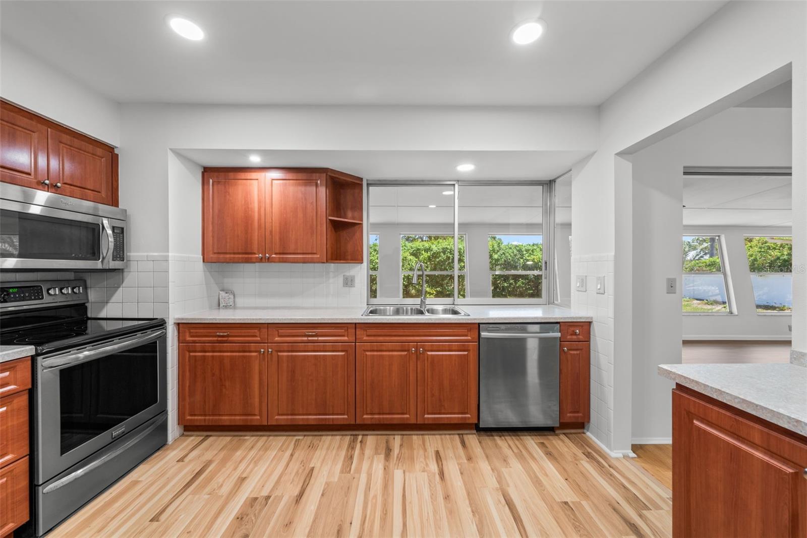 Image 9 of 46 For 1214 Poplar Avenue