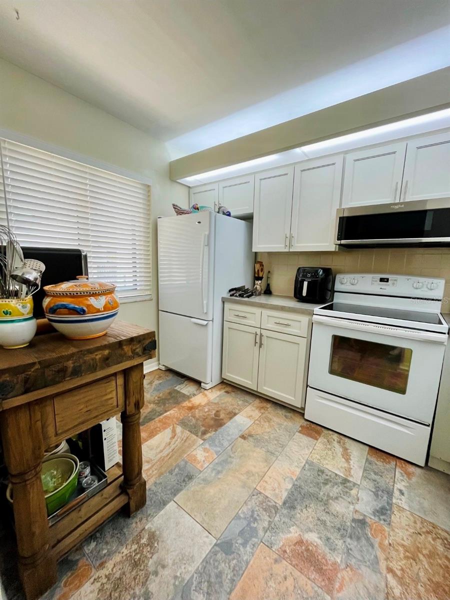 Listing photo id 1 for 2205 Belleair Road A35