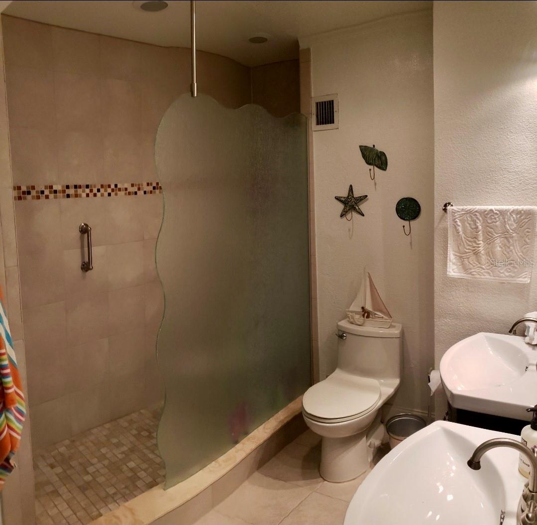 Image 21 of 45 For 880 Mandalay Avenue S205