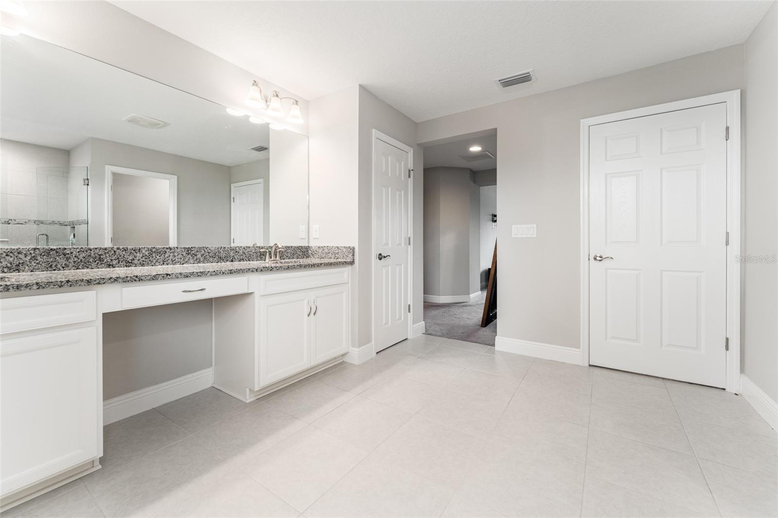 Image 21 of 49 For 14403 Woodland Spur Dr