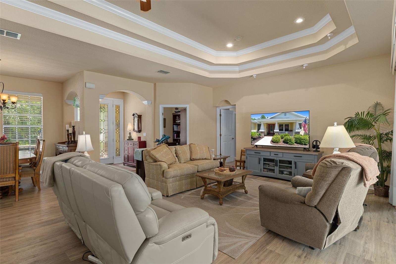 Image 14 of 75 For 102 Whitewood Street