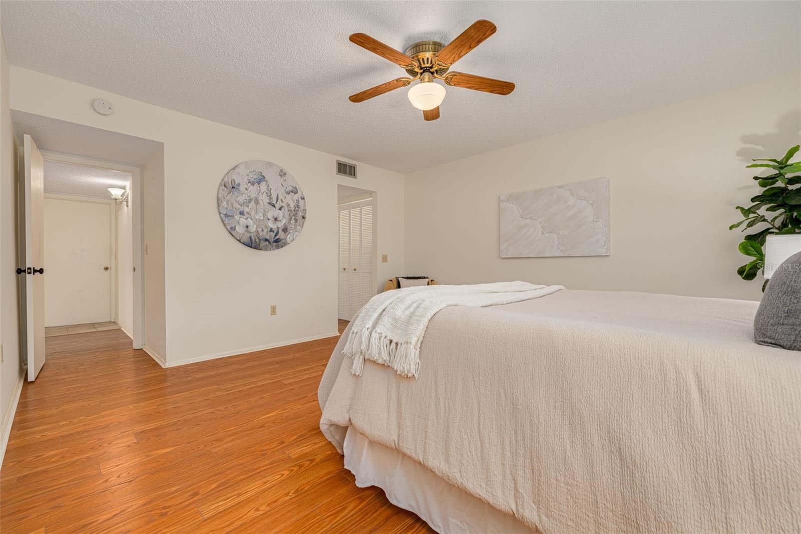 Image 18 of 34 For 2101 Sunset Point Road 1305