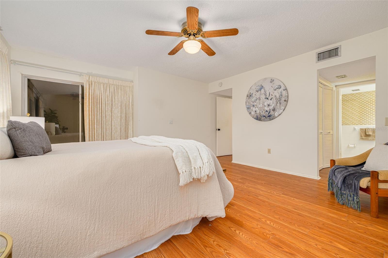 Image 19 of 34 For 2101 Sunset Point Road 1305