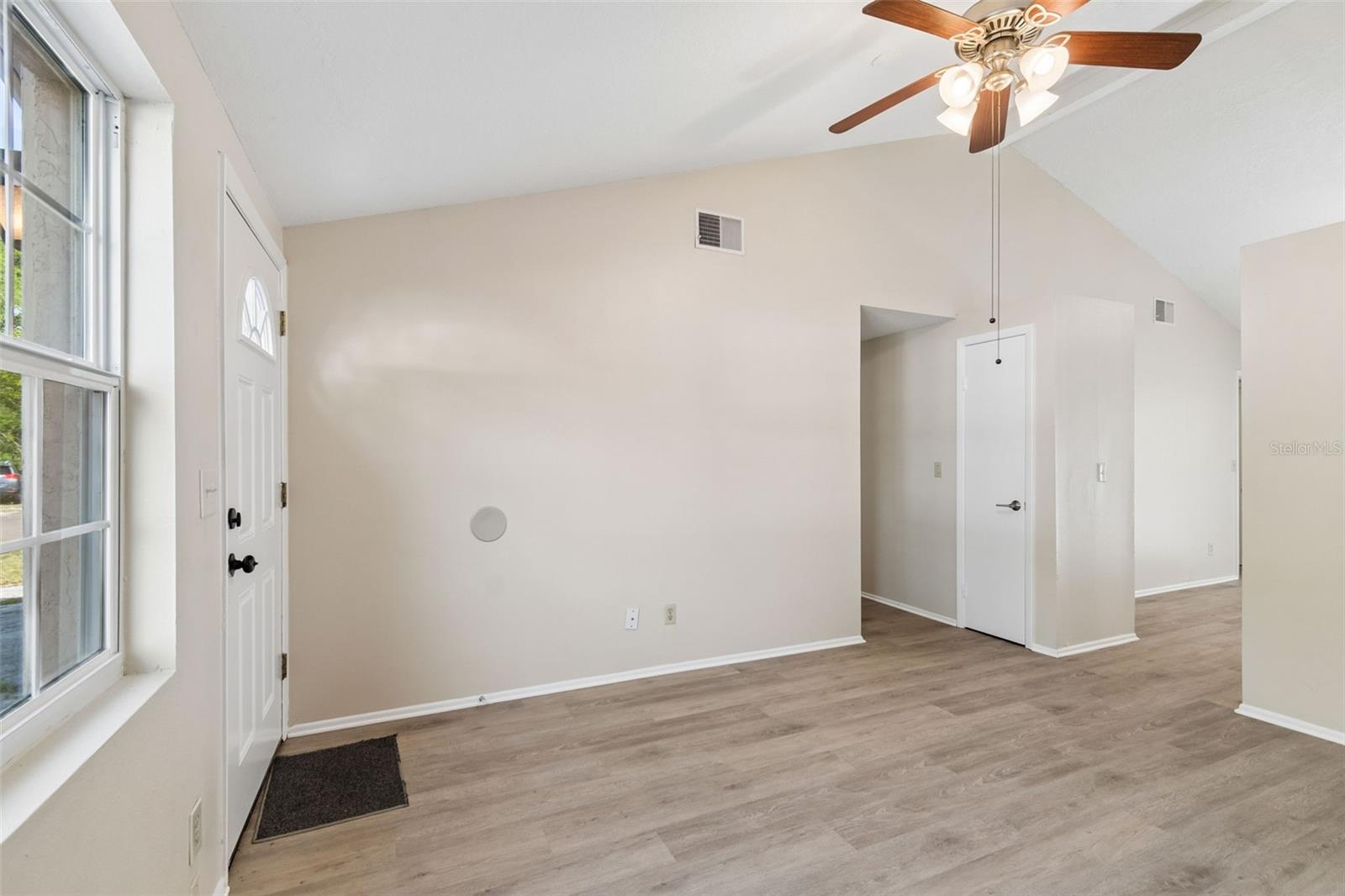 Image 5 of 27 For 8804 Briar Hollow Court