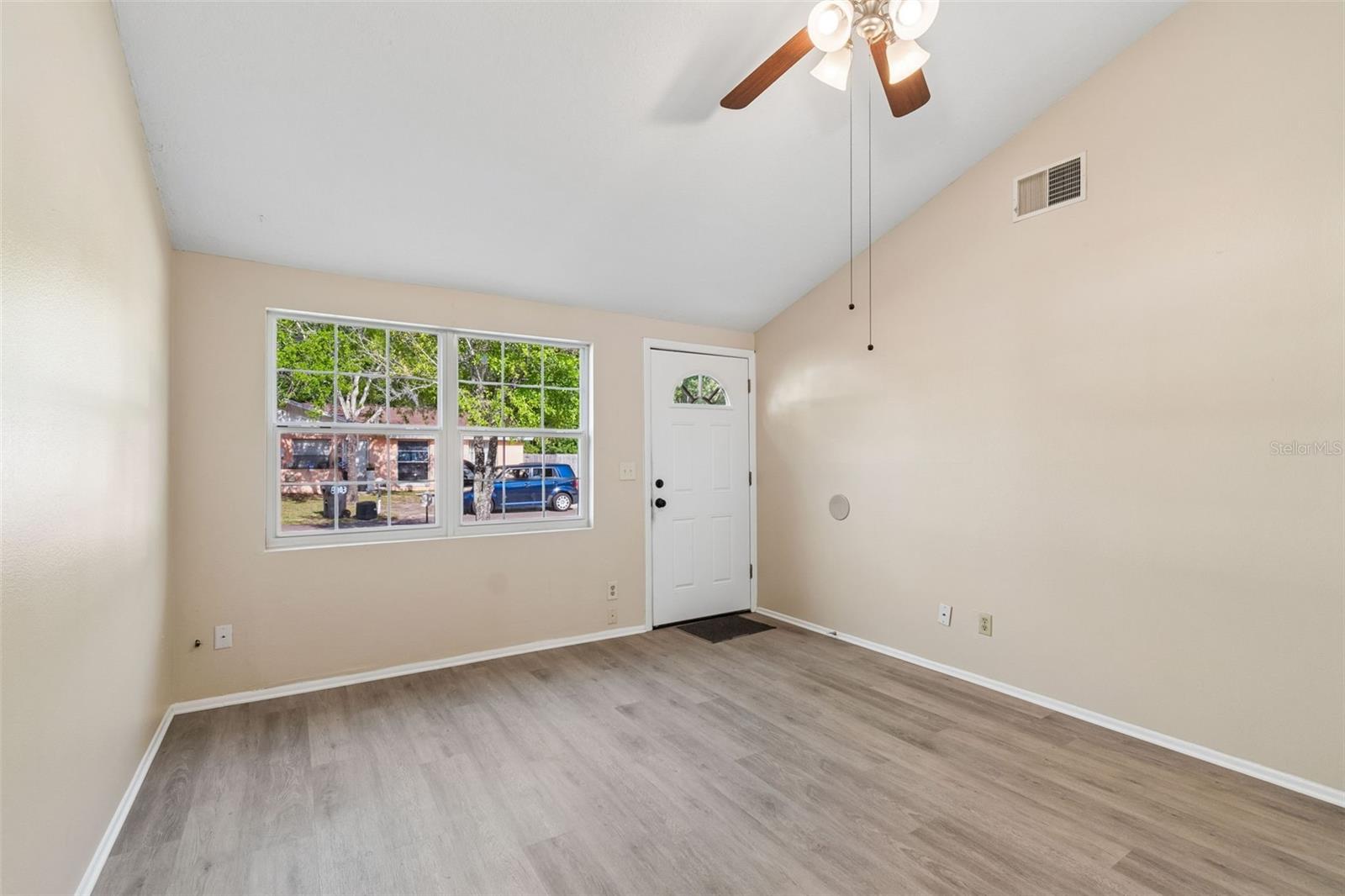 Image 6 of 27 For 8804 Briar Hollow Court