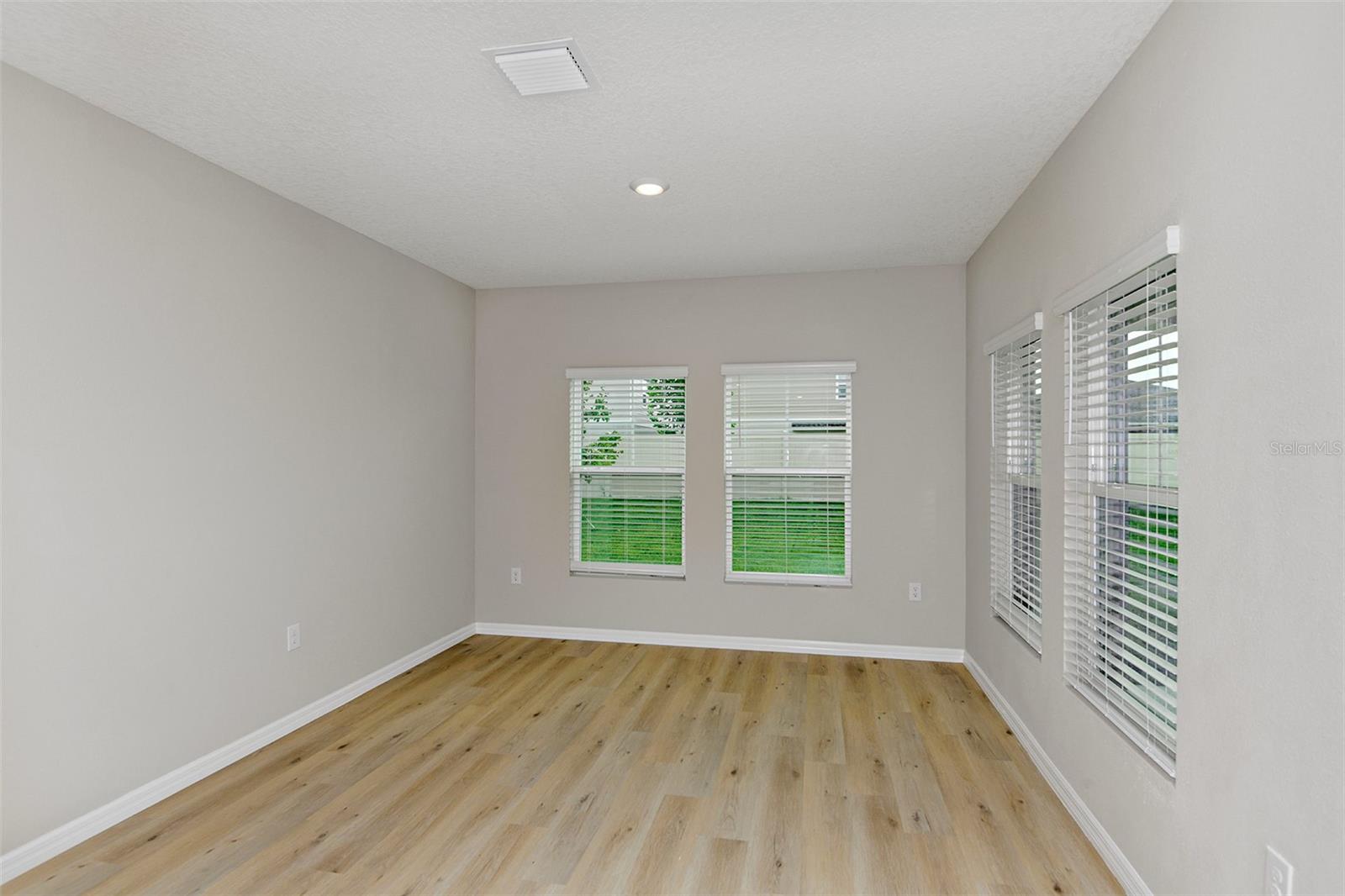 Image 22 of 27 For 4437 Riverbend Boulevard