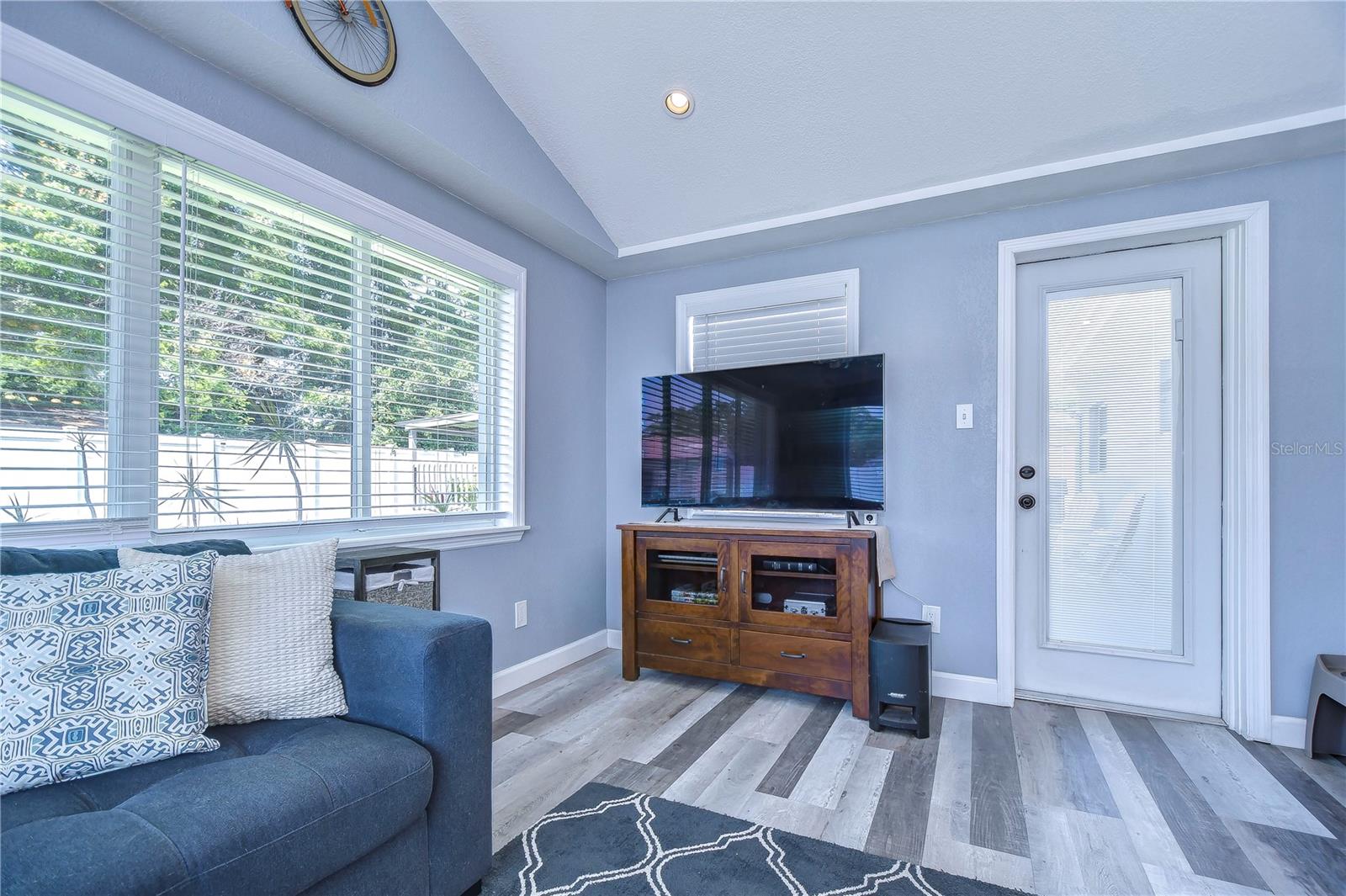 Image 17 of 48 For 5635 24th Avenue N