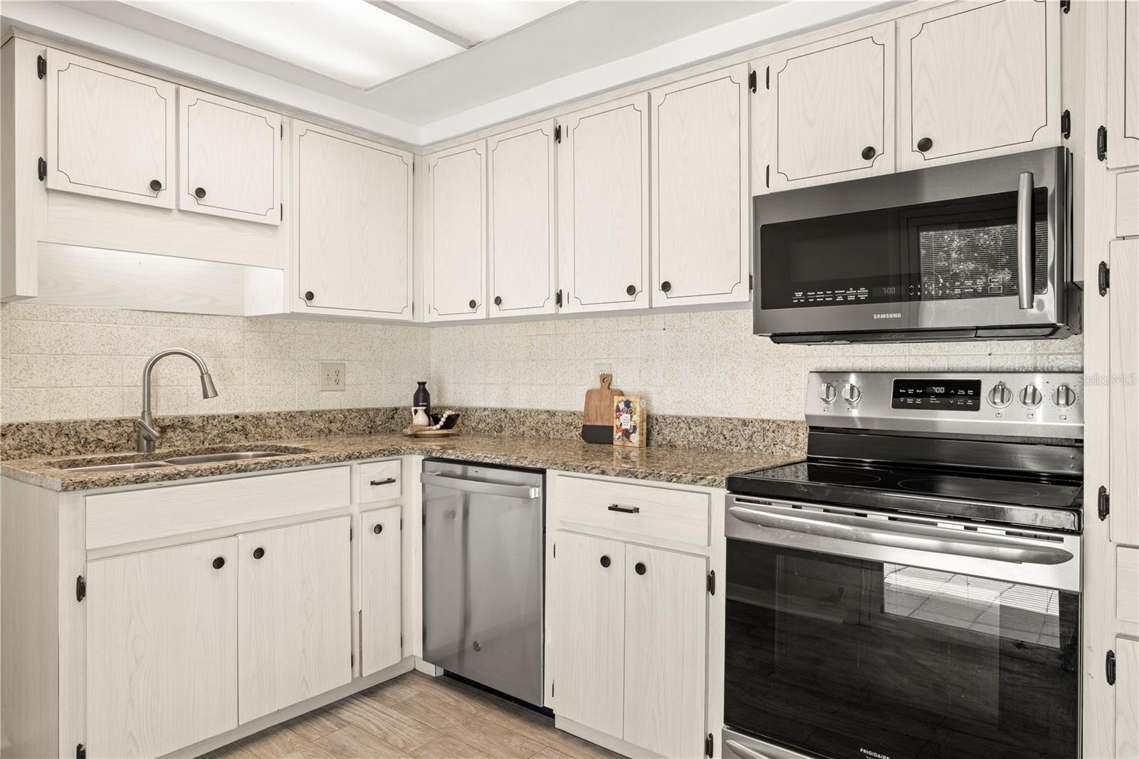 Image 9 of 31 For 5041 Bay Boulevard