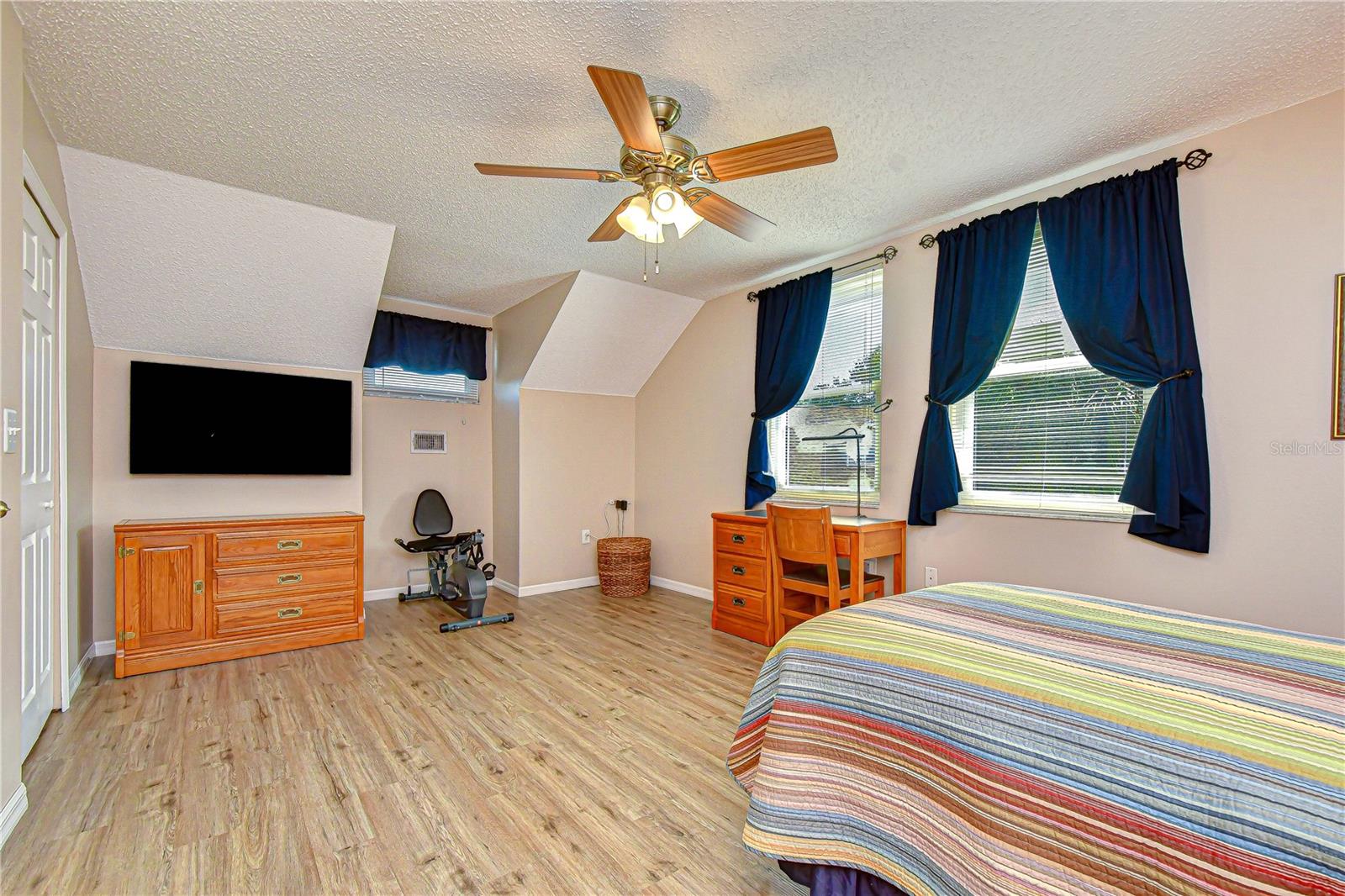 Image 17 of 33 For 707 Orchard Isle Court