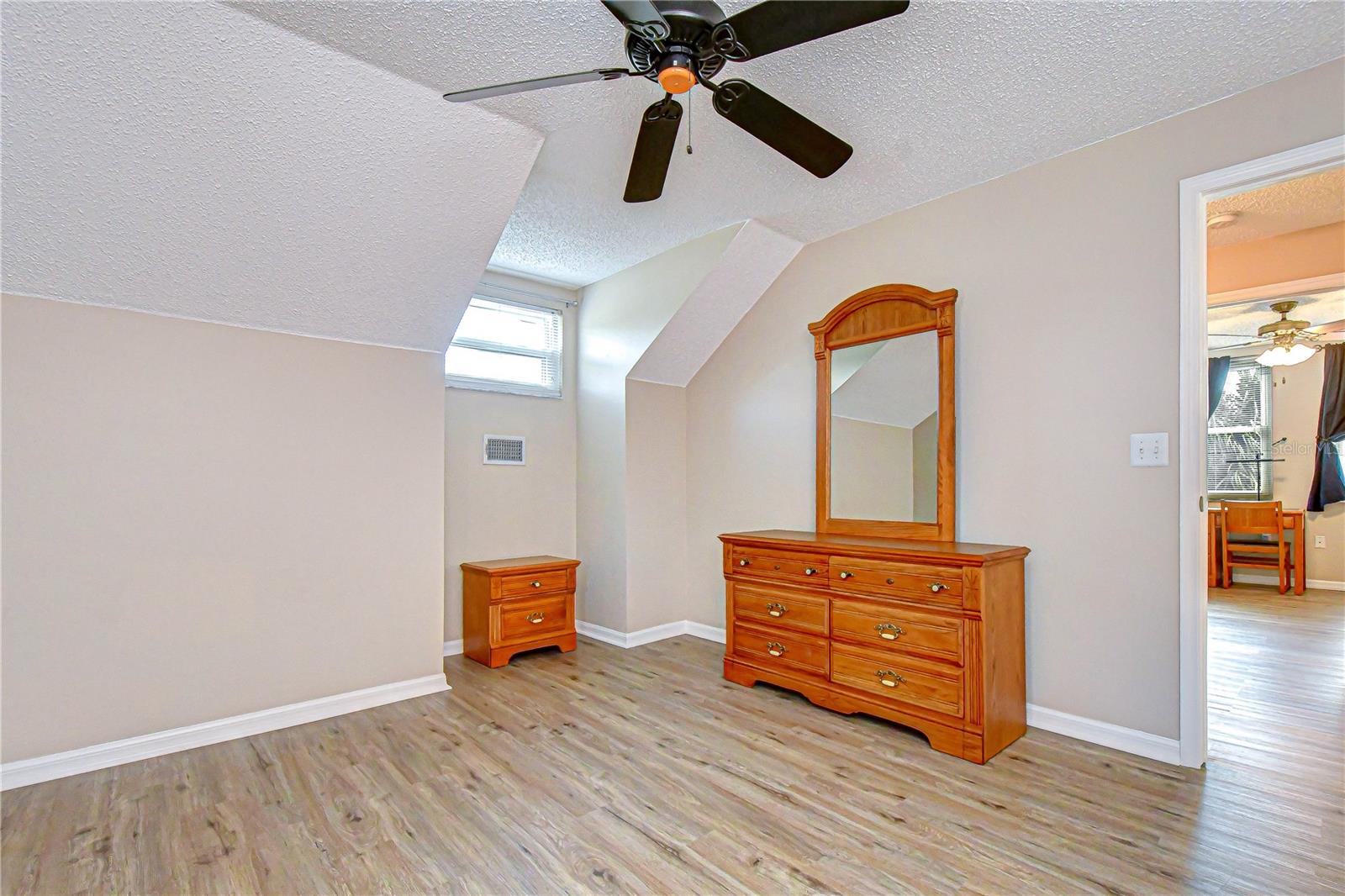 Image 18 of 33 For 707 Orchard Isle Court