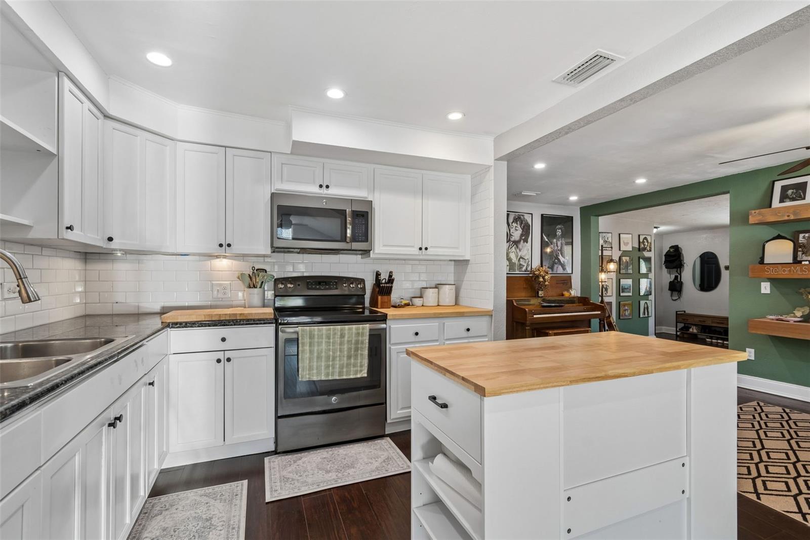 Image 18 of 63 For 10917 72nd Avenue