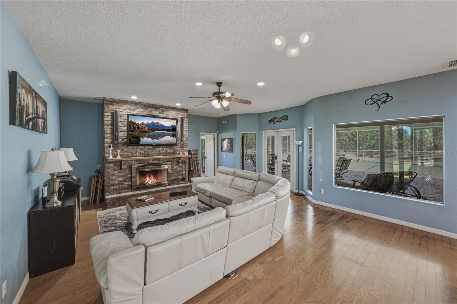 Listing photo id 11 for 29001 Bayhead Road