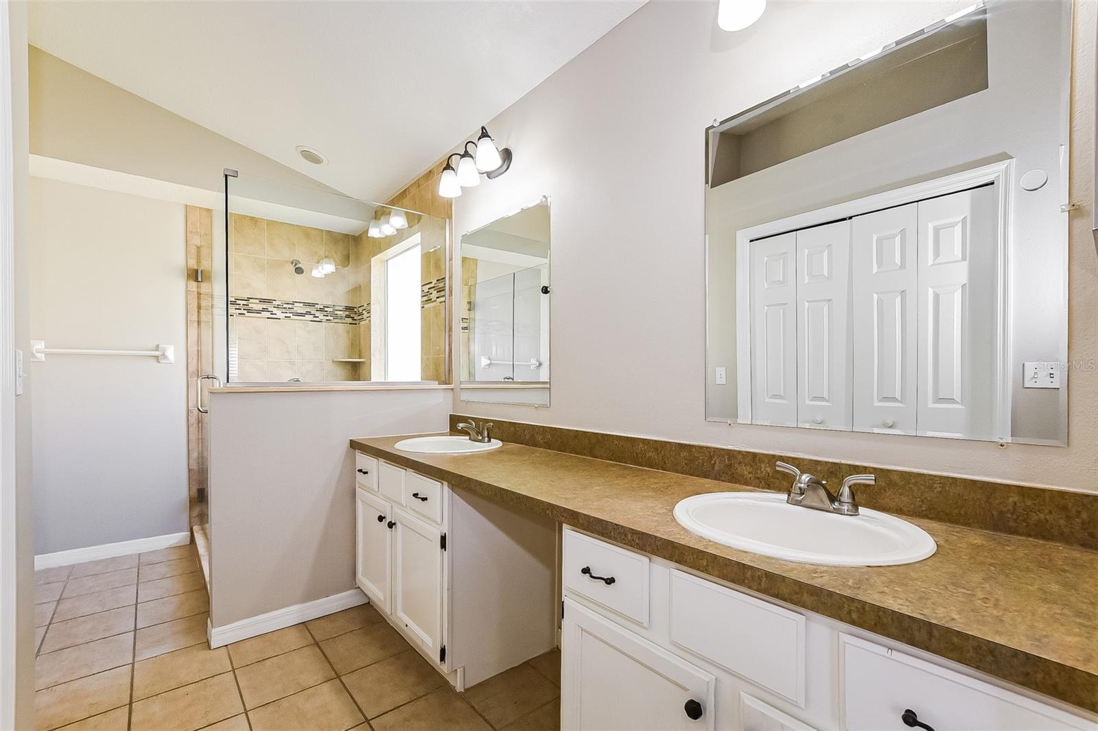 Image 19 of 30 For 20 Heather Green Court