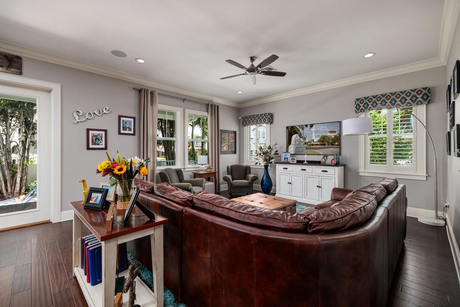 Image 10 of 81 For 852 Cordova Boulevard Ne