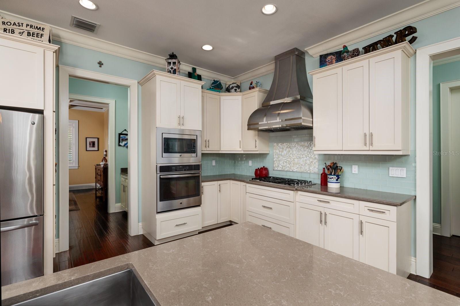 Image 16 of 81 For 852 Cordova Boulevard Ne