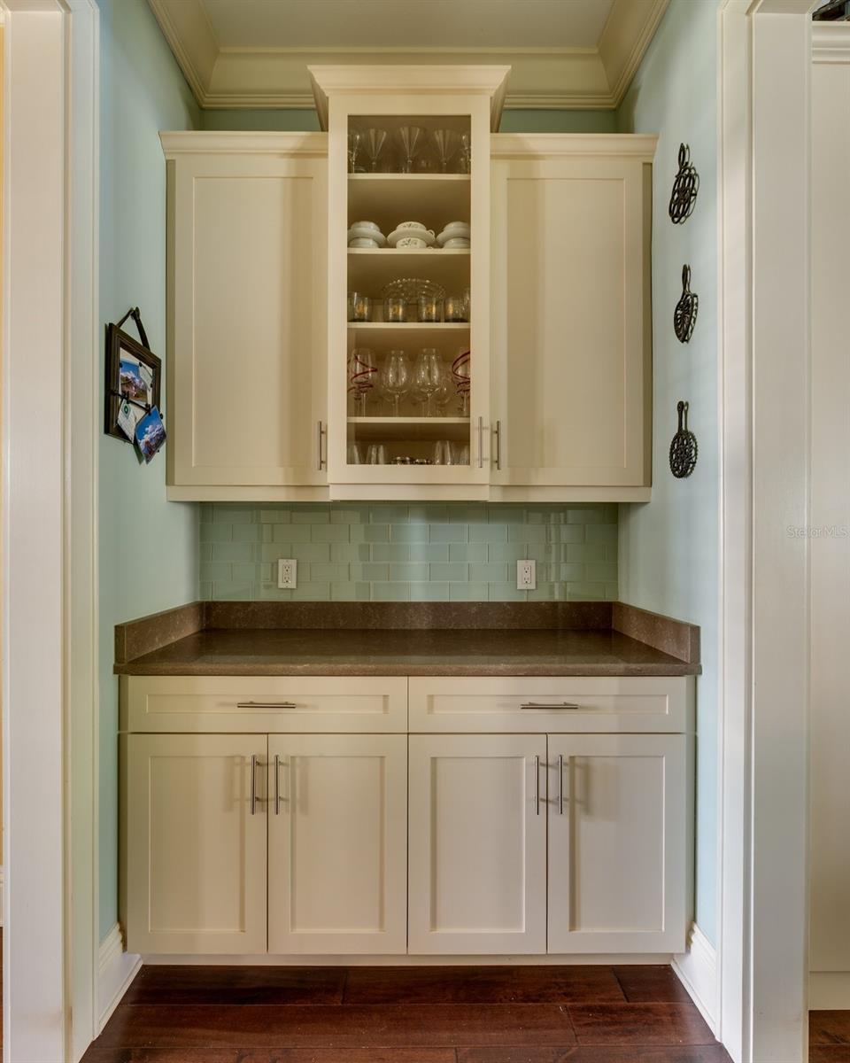 Image 17 of 81 For 852 Cordova Boulevard Ne