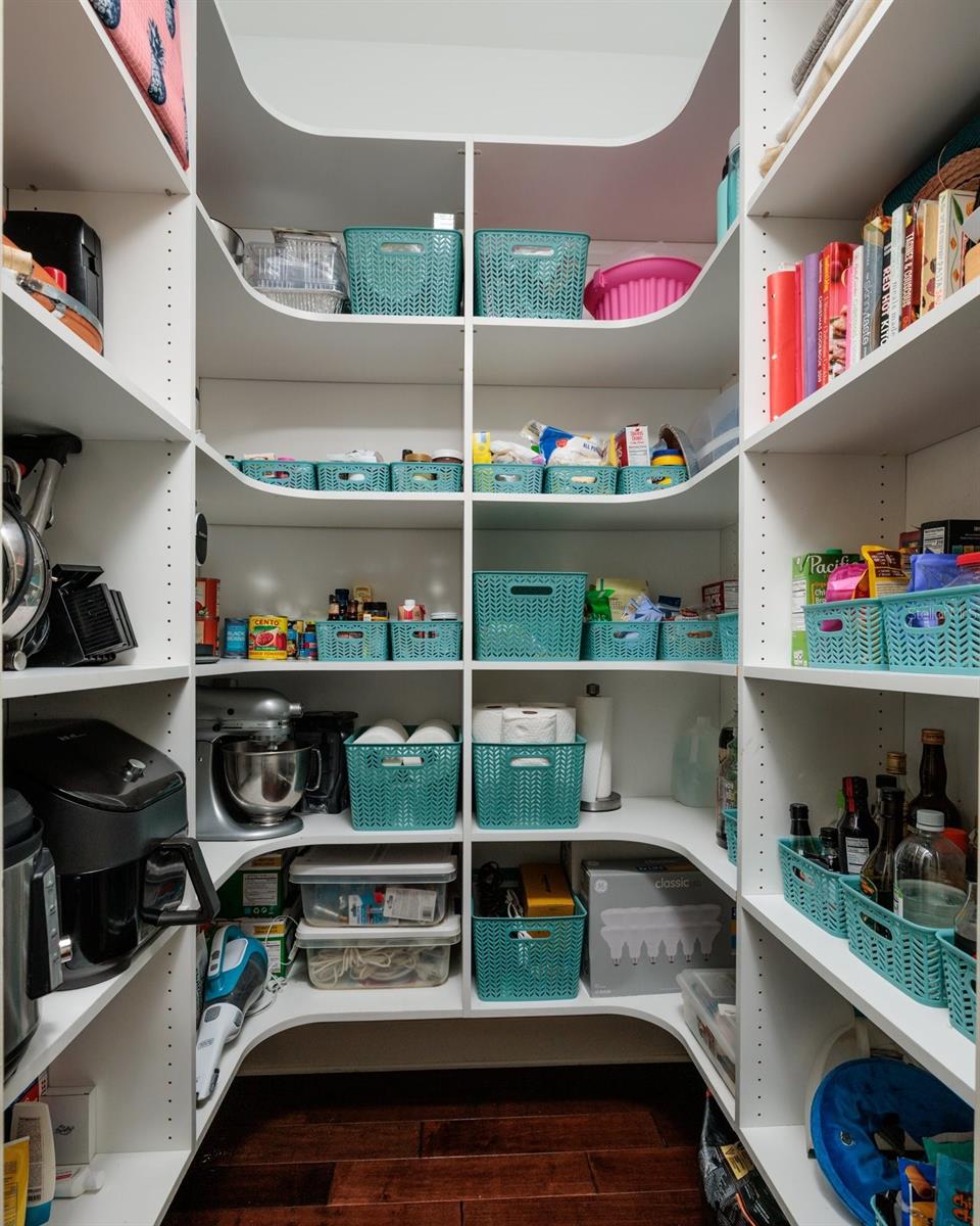 Image 18 of 81 For 852 Cordova Boulevard Ne