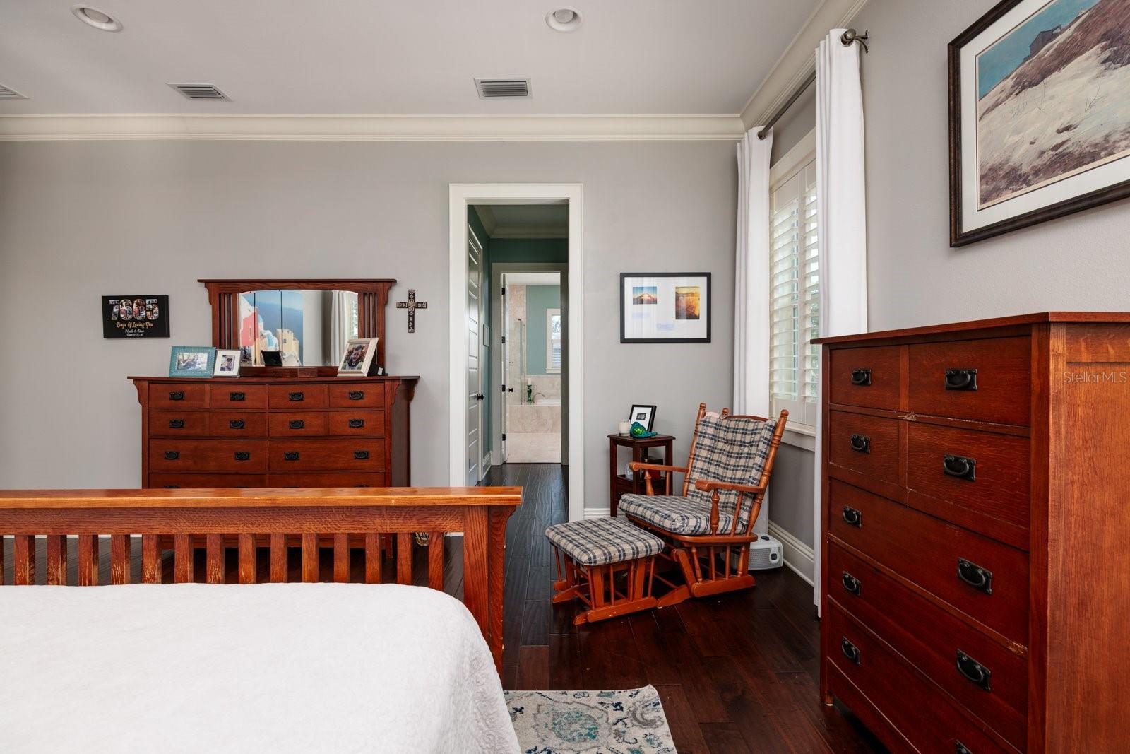 Image 25 of 81 For 852 Cordova Boulevard Ne