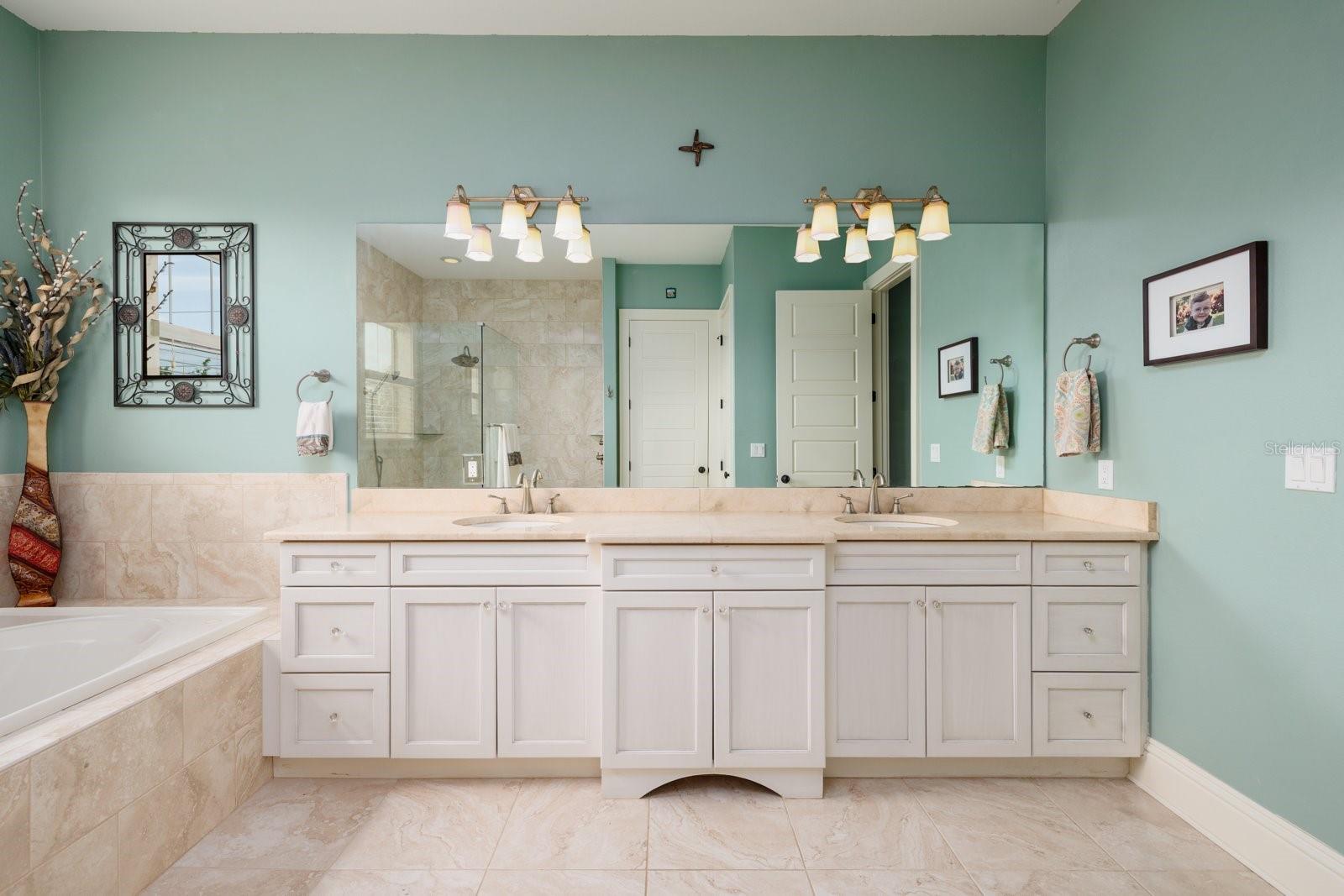 Image 26 of 81 For 852 Cordova Boulevard Ne