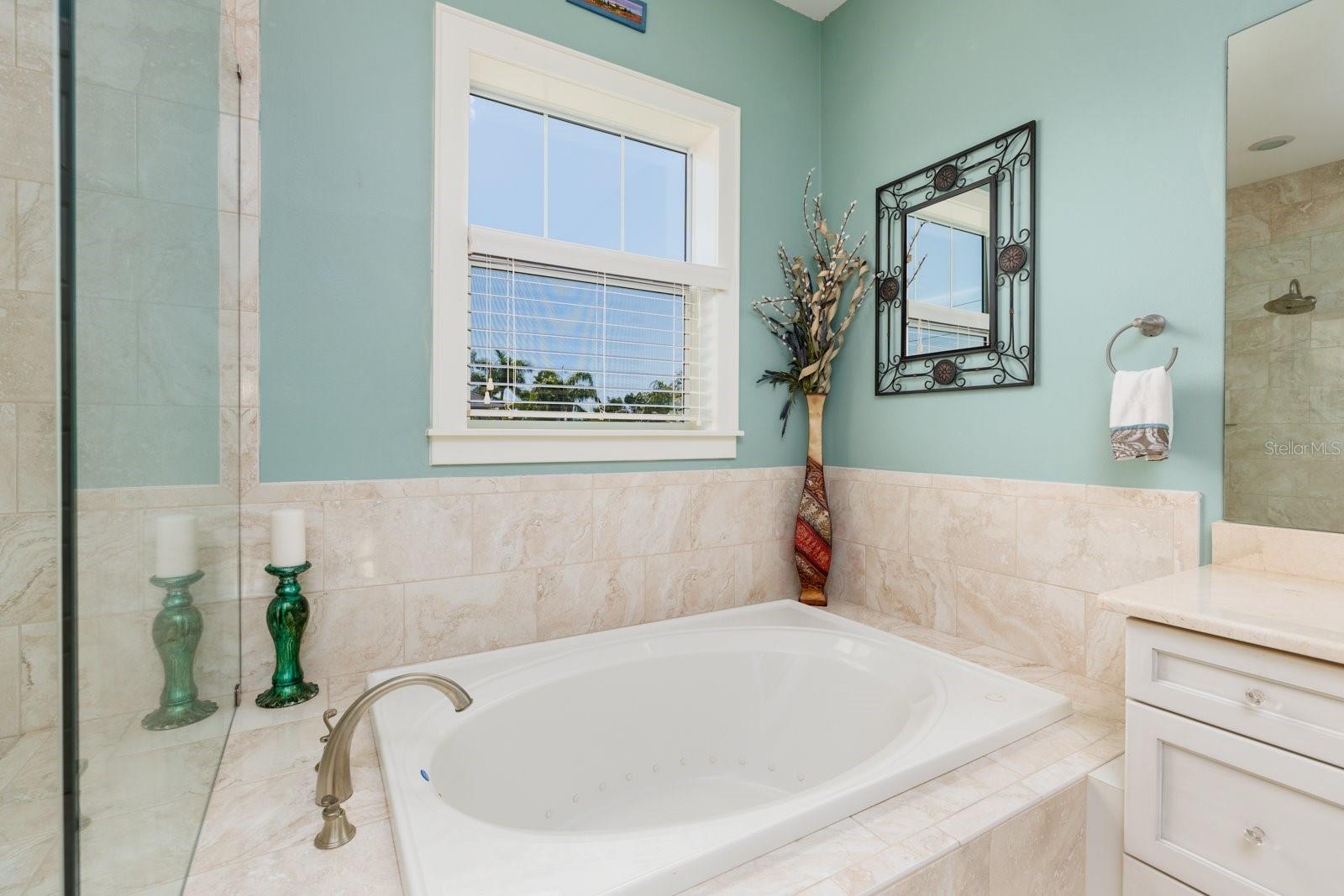 Image 28 of 81 For 852 Cordova Boulevard Ne