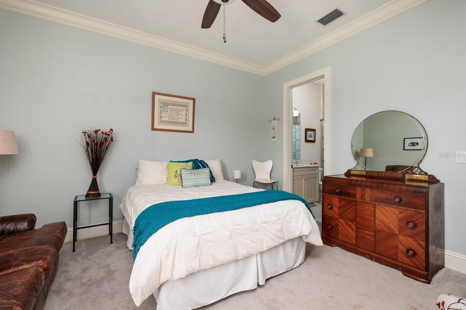 Image 31 of 81 For 852 Cordova Boulevard Ne