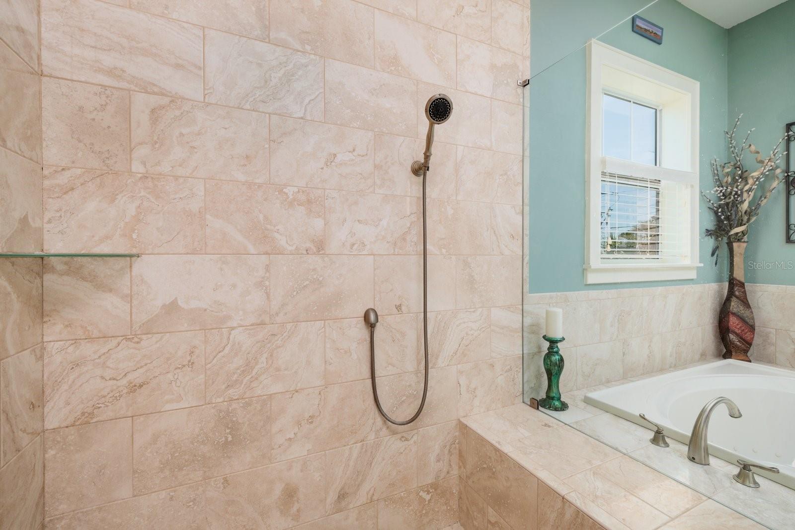 Image 32 of 81 For 852 Cordova Boulevard Ne