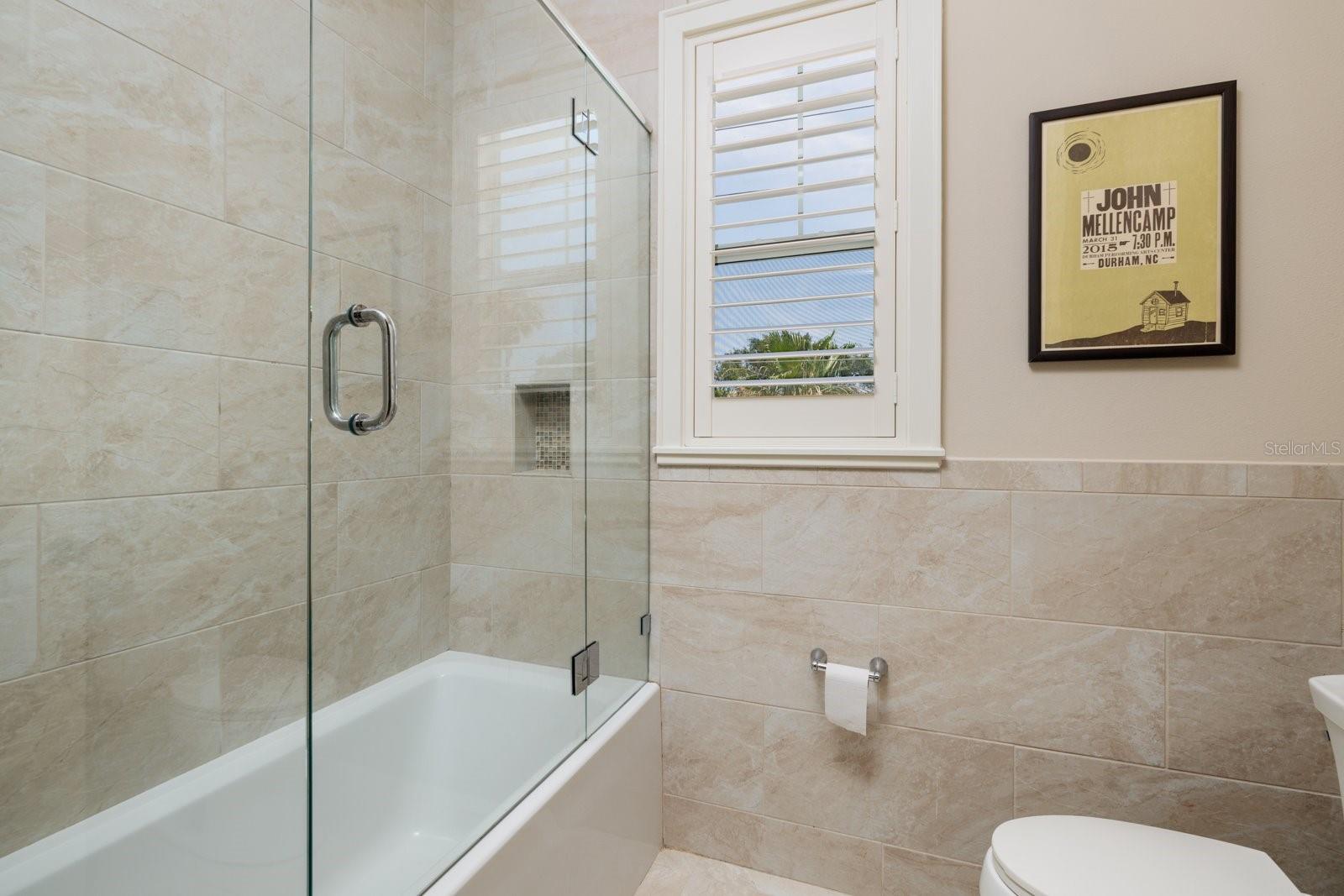 Image 36 of 81 For 852 Cordova Boulevard Ne