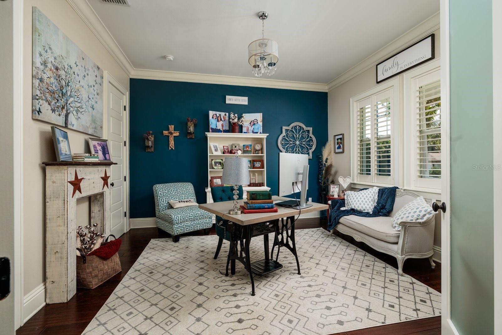 Image 5 of 81 For 852 Cordova Boulevard Ne