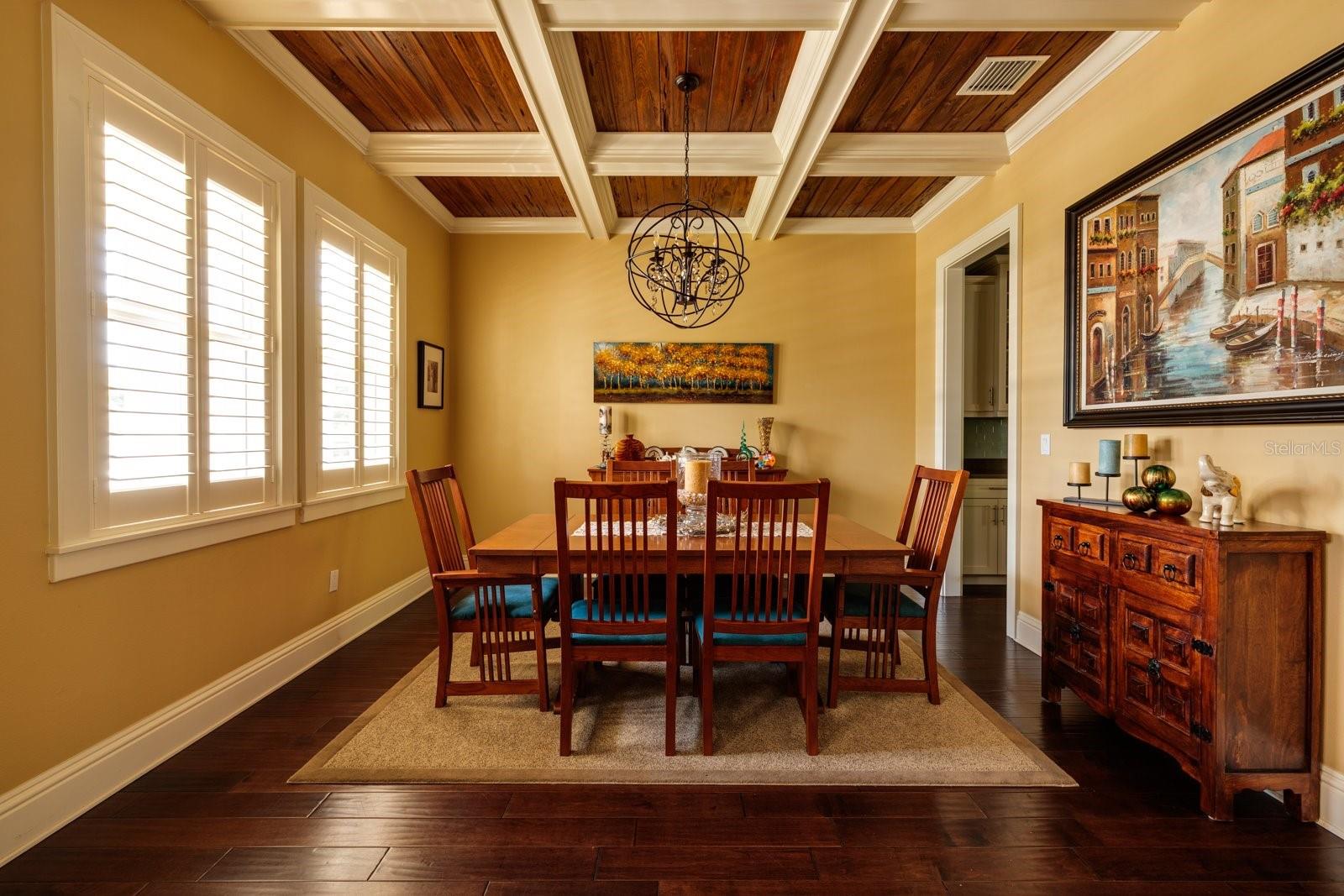 Image 6 of 81 For 852 Cordova Boulevard Ne