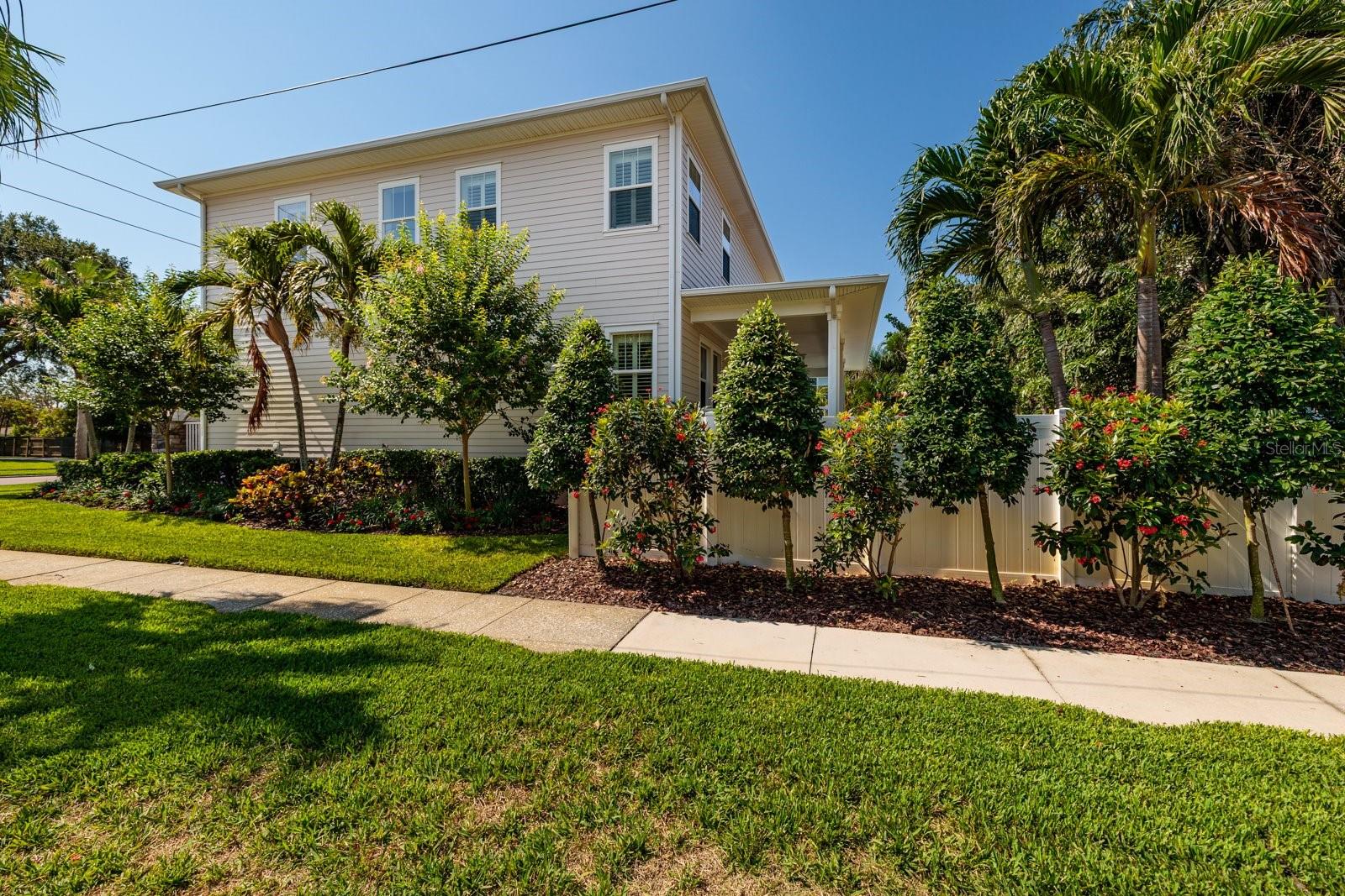 Image 61 of 81 For 852 Cordova Boulevard Ne