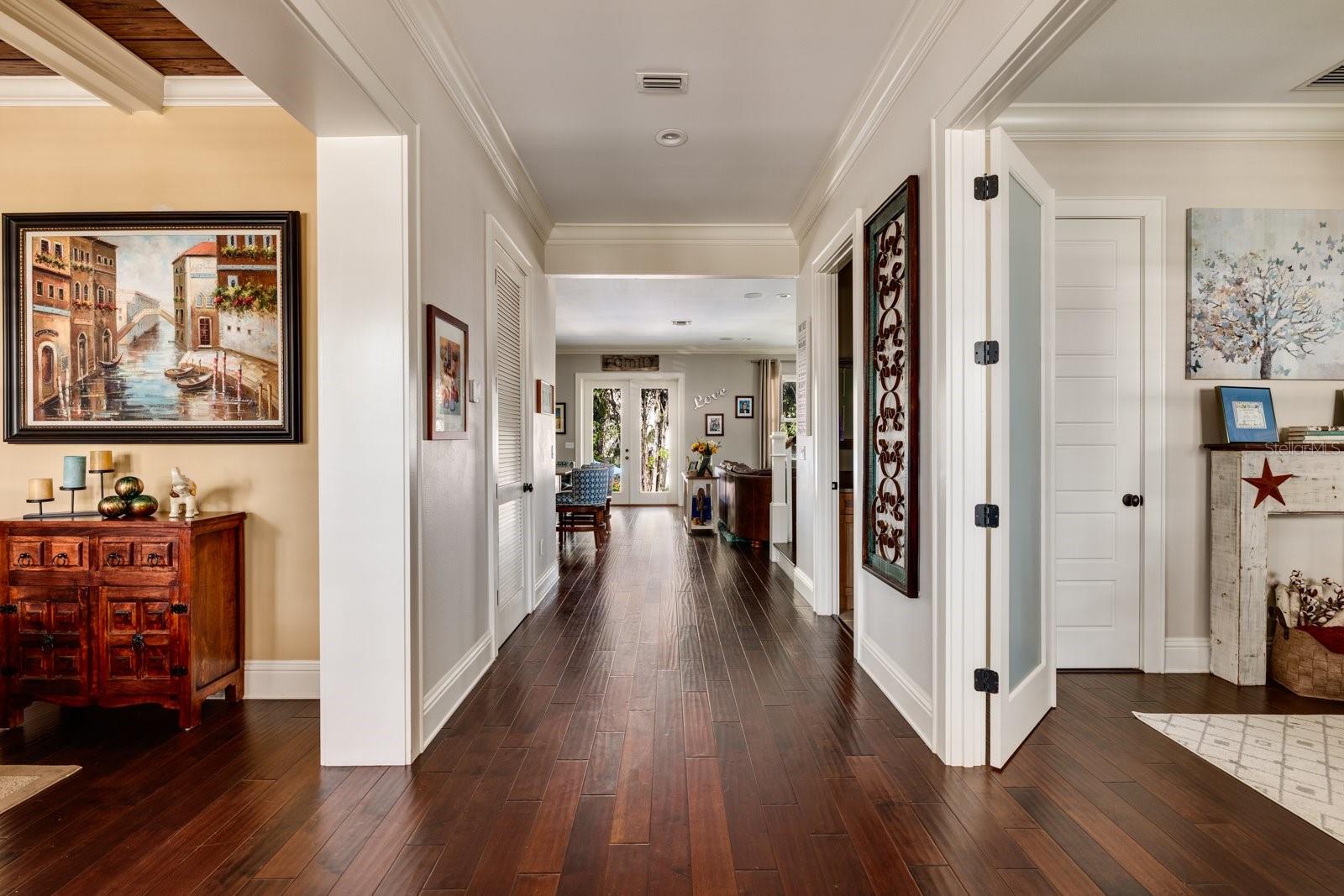 Image 7 of 81 For 852 Cordova Boulevard Ne